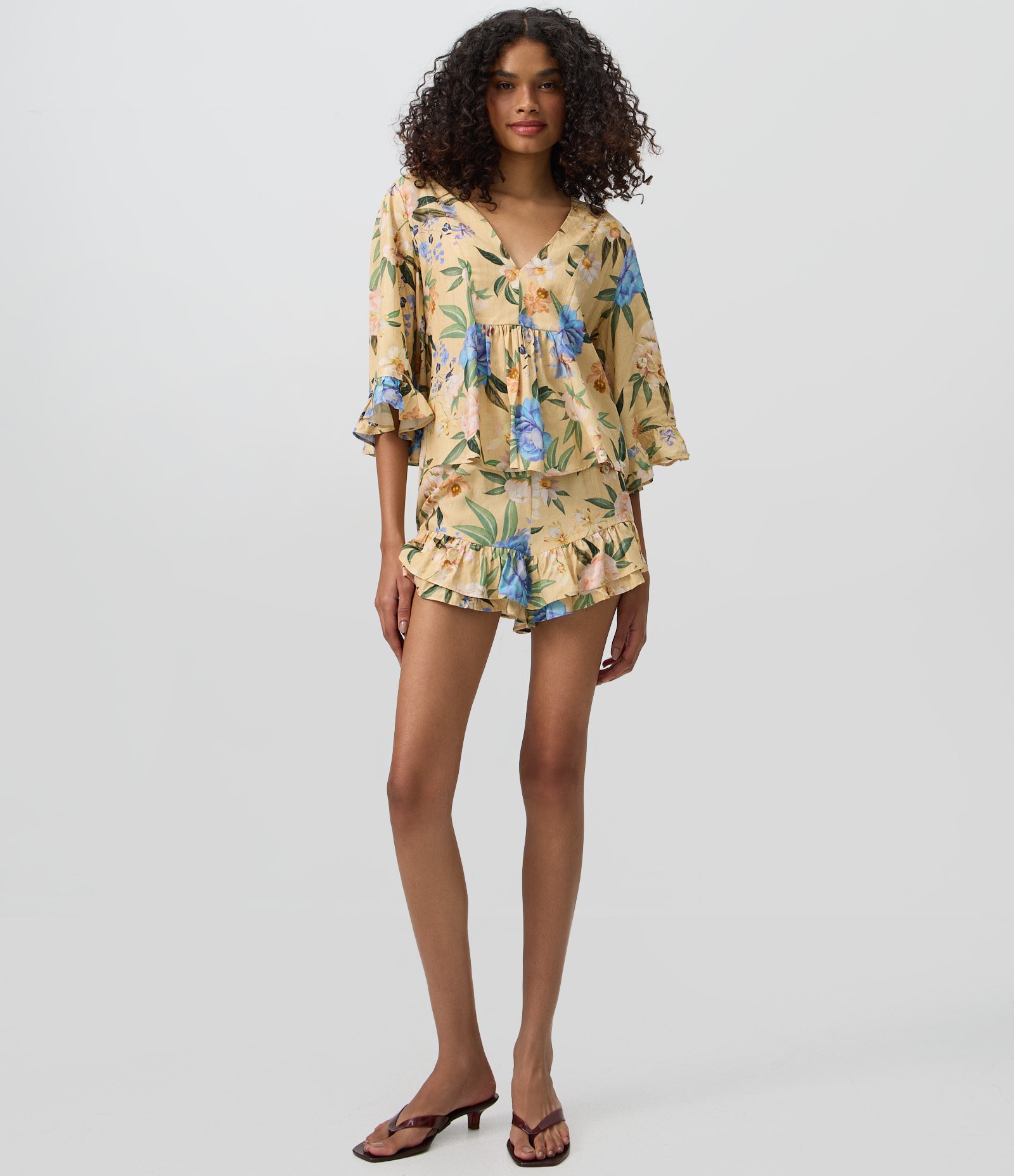 Blusa Floral em Viscolinho com Decote V e Babados nas Mangas Amarelo 2