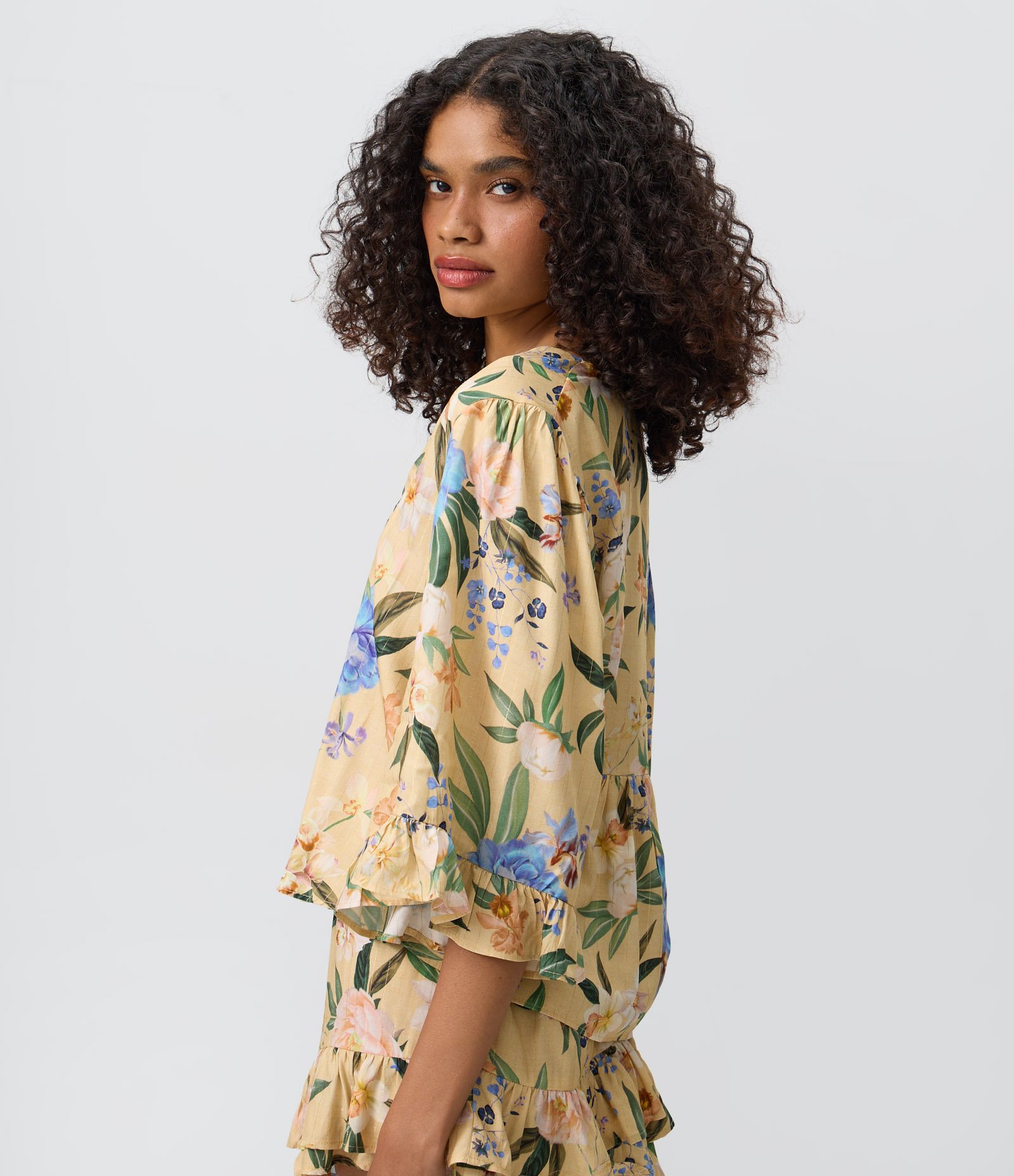 Blusa Floral em Viscolinho com Decote V e Babados nas Mangas Amarelo 3
