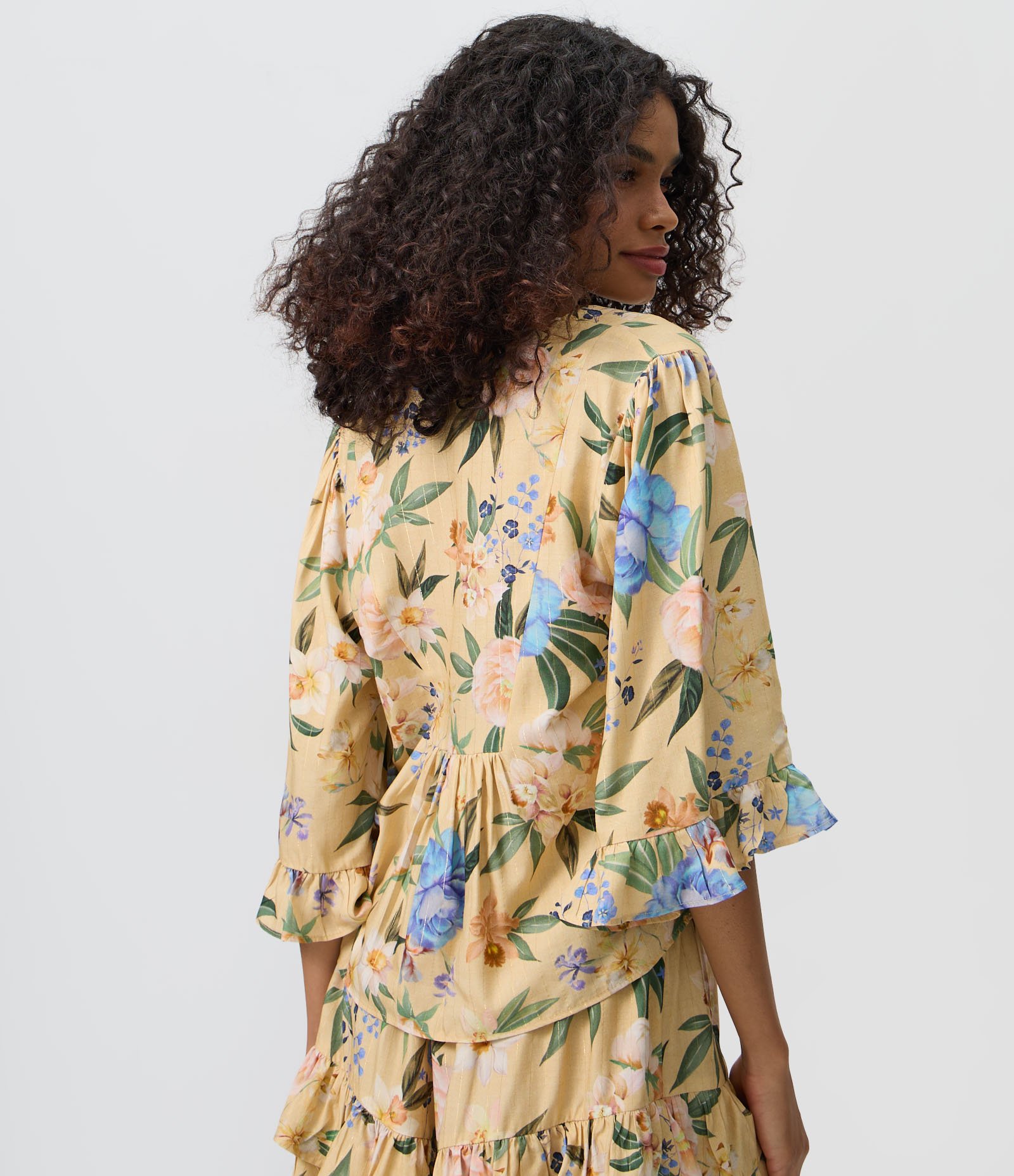 Blusa Floral em Viscolinho com Decote V e Babados nas Mangas Amarelo 4