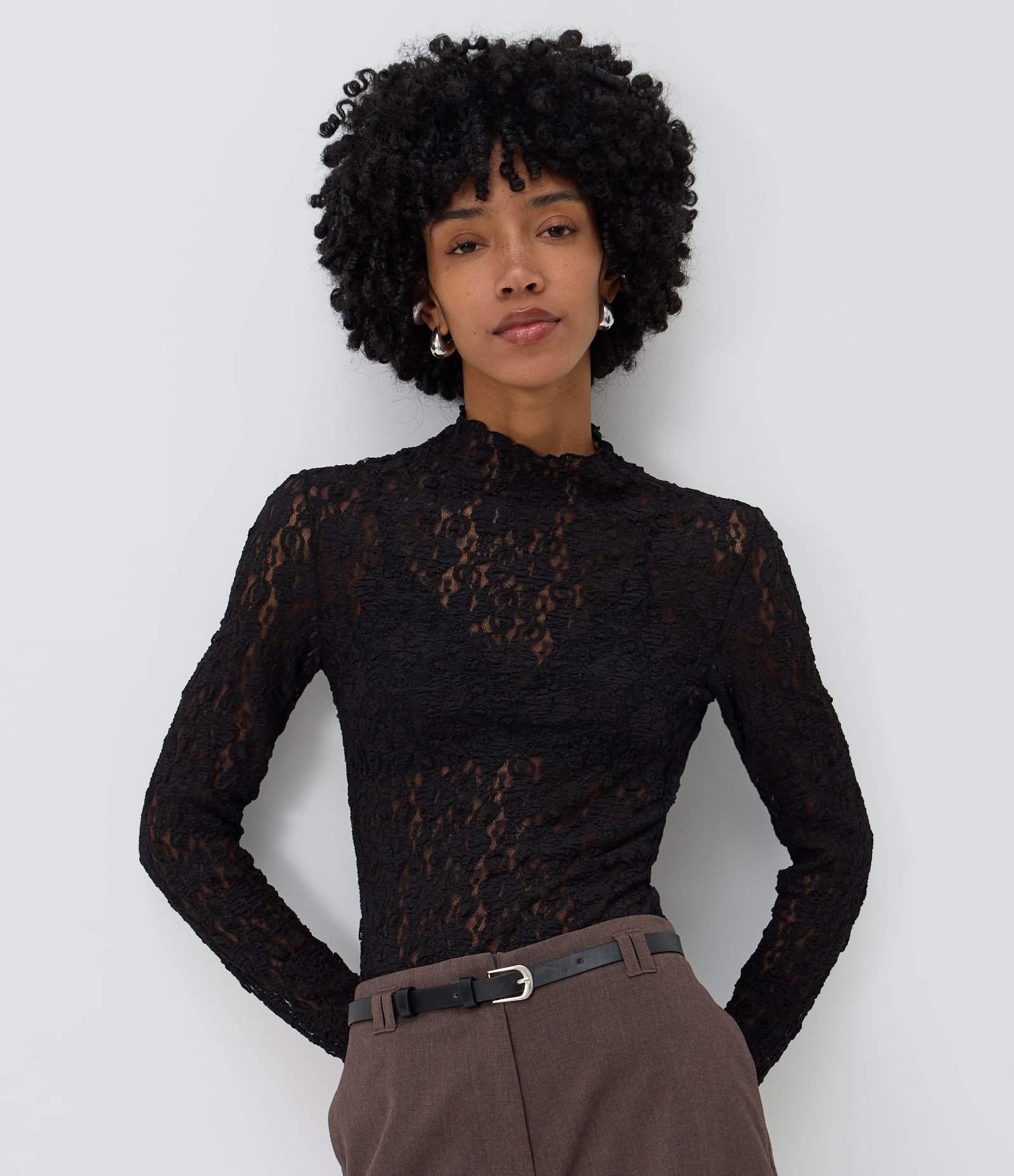 Blusa Manga Longa em Renda Floral com Gola Alta Preto 1