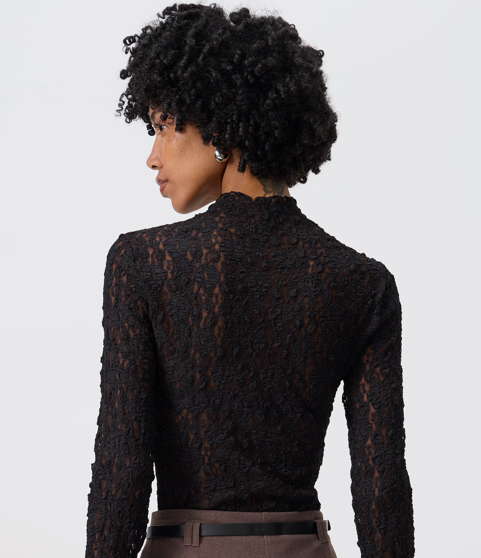 Blusa Manga Longa em Renda Floral com Gola Alta Preto 4