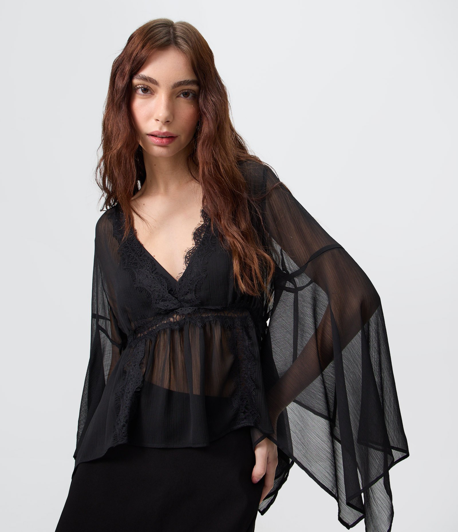 Blusa Bata Assimétrica em Chiffon com Renda Contrastante Preto 1