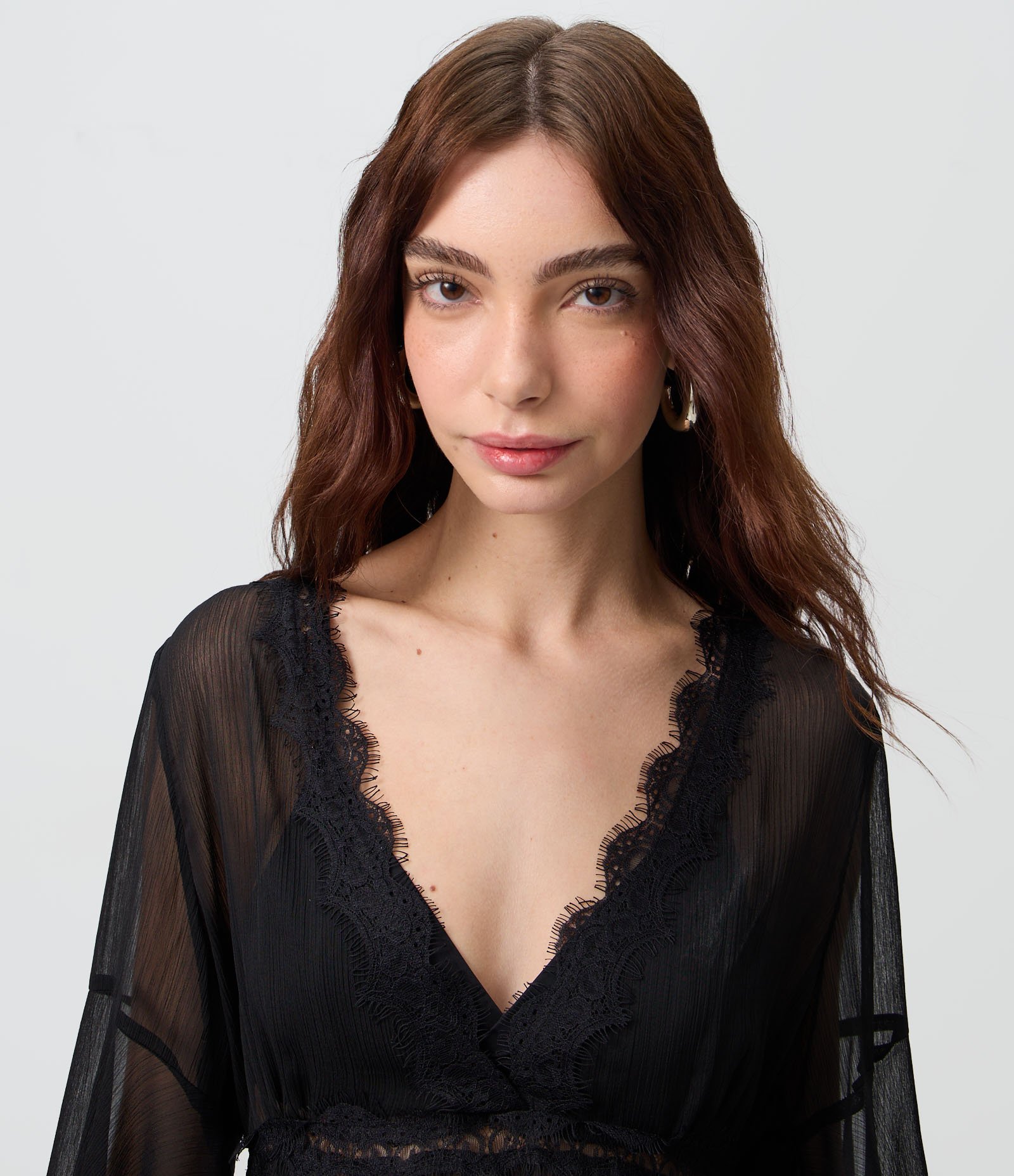 Blusa Bata Assimétrica em Chiffon com Renda Contrastante Preto 3