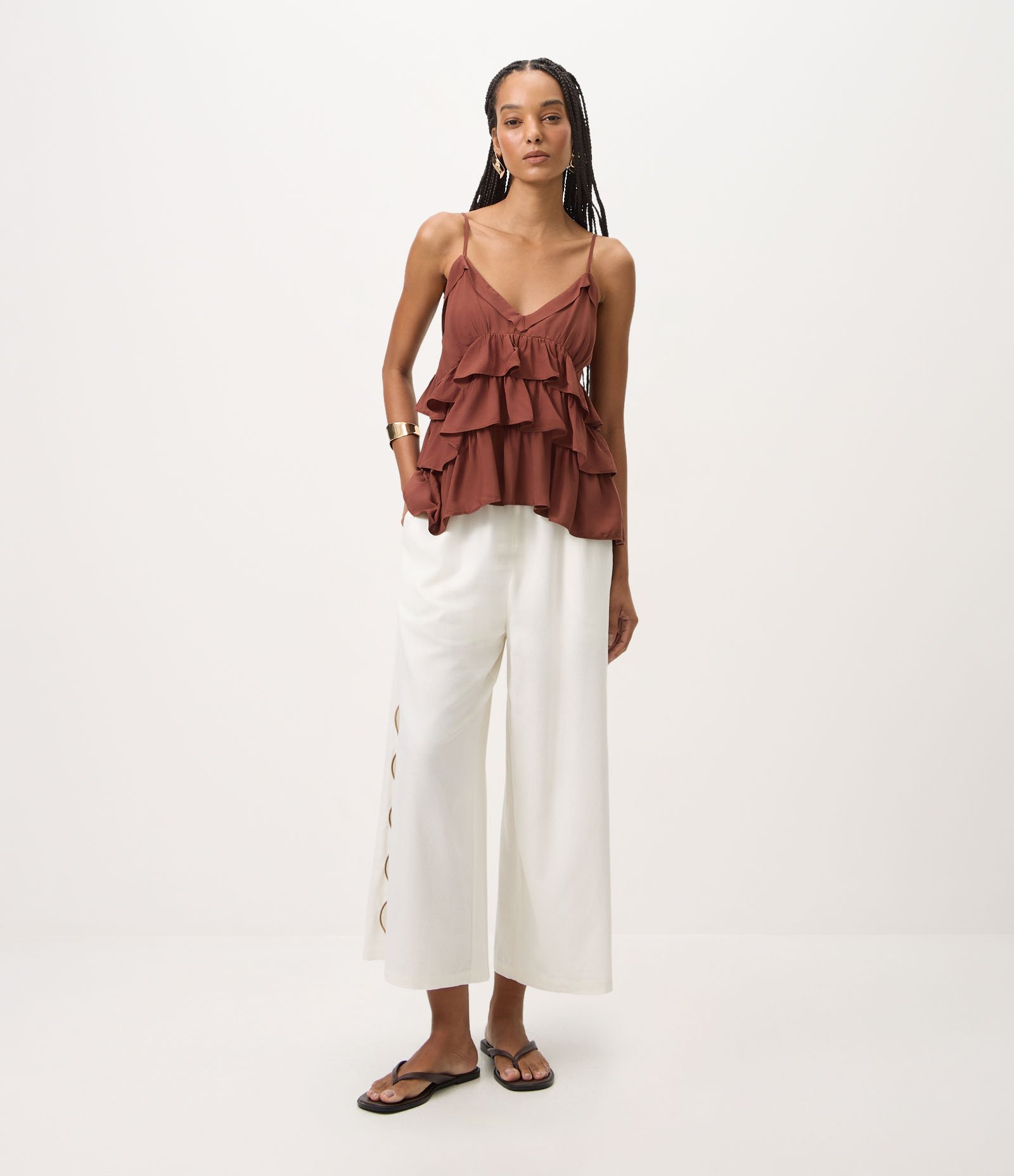 Blusa em Viscose com Decote V e Babados em Camadas Marrom 2