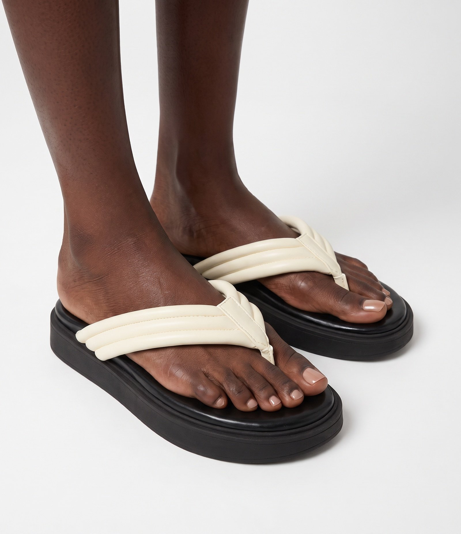 Rasteira Mule em PU com Tiras Acolchoadas Off White 2