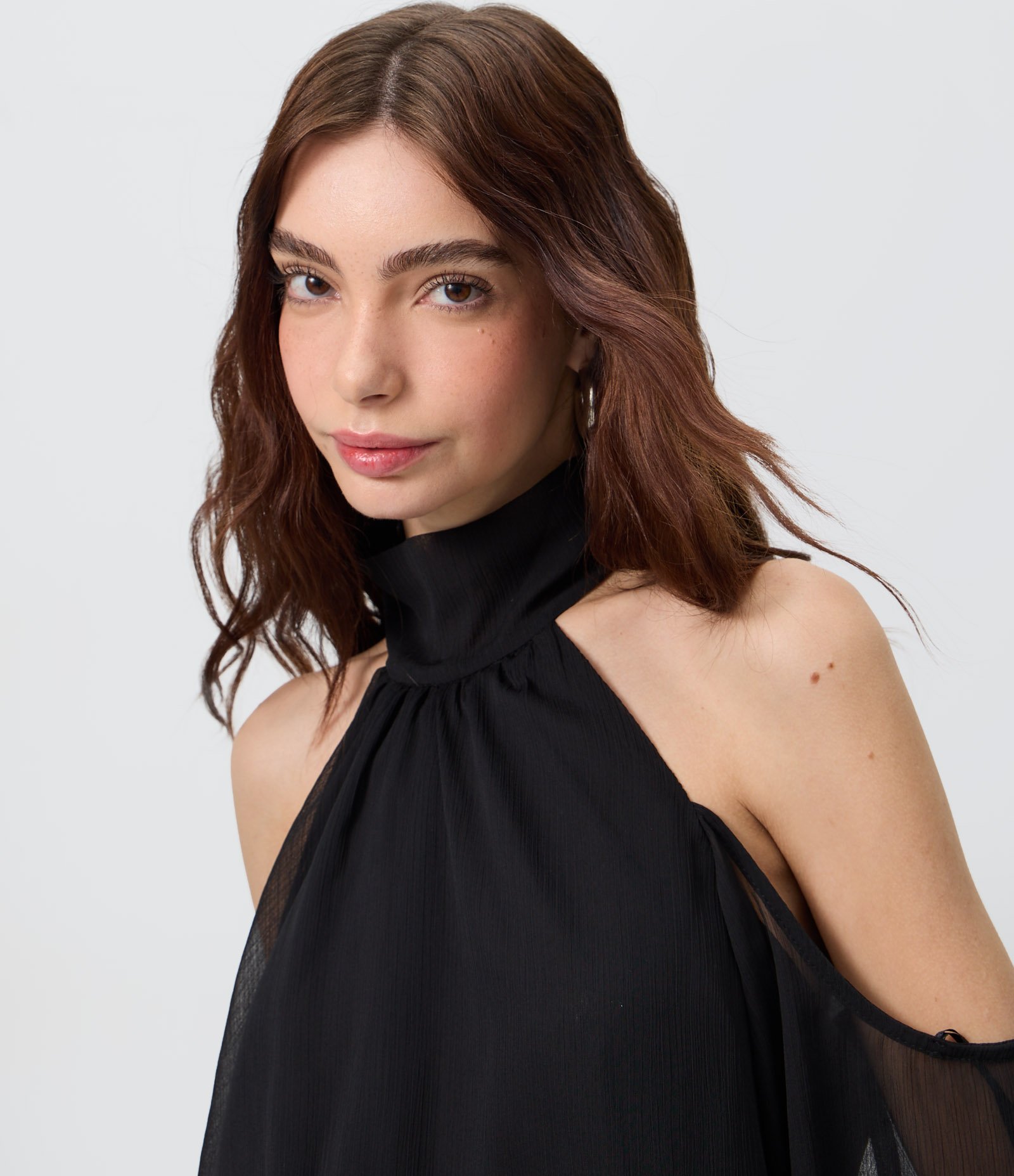 Macaquinho Curto em Chiffon com Gola Halter e Ombros Vazados Preto 4
