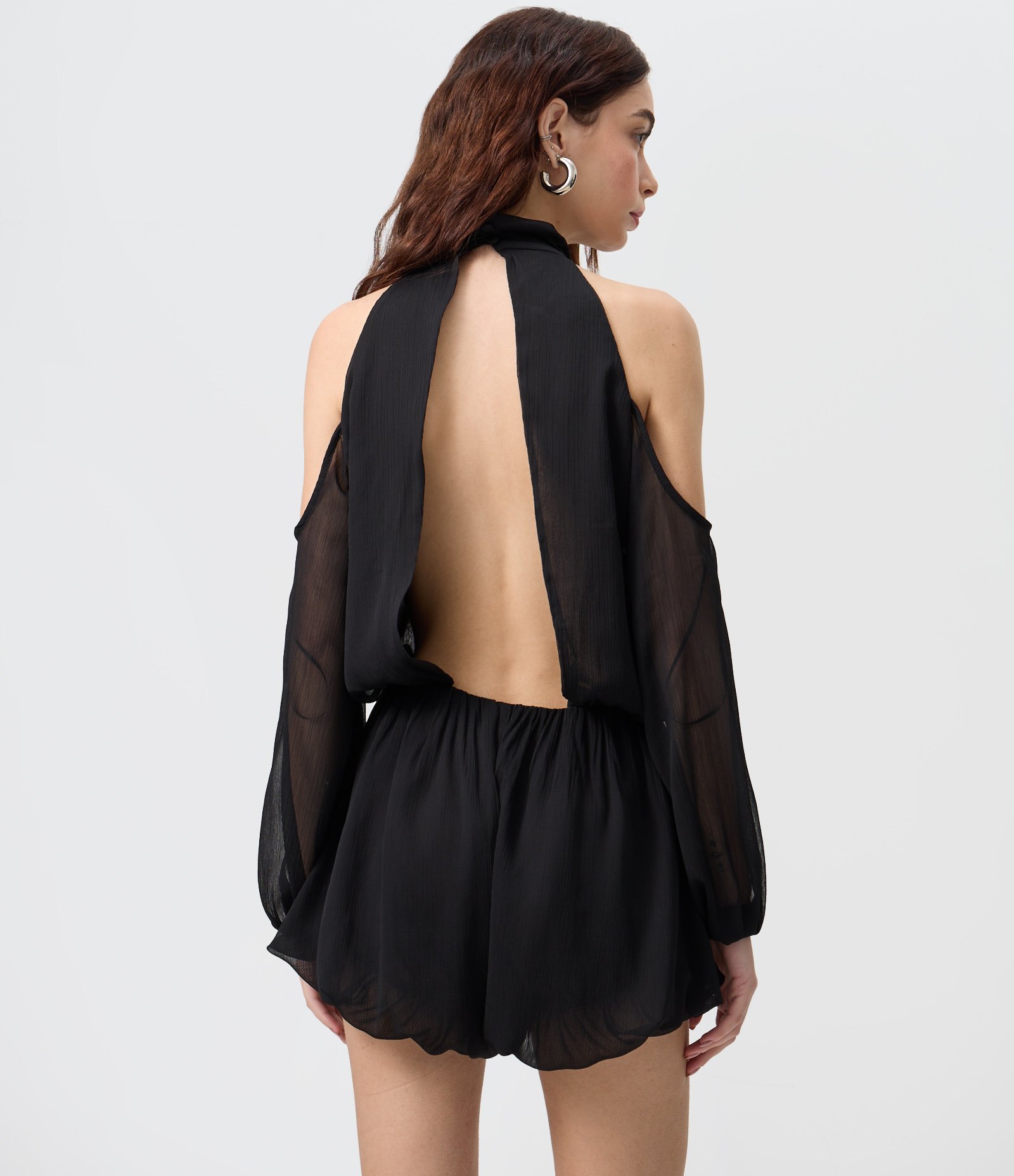 Macaquinho Curto em Chiffon com Gola Halter e Ombros Vazados Preto 5