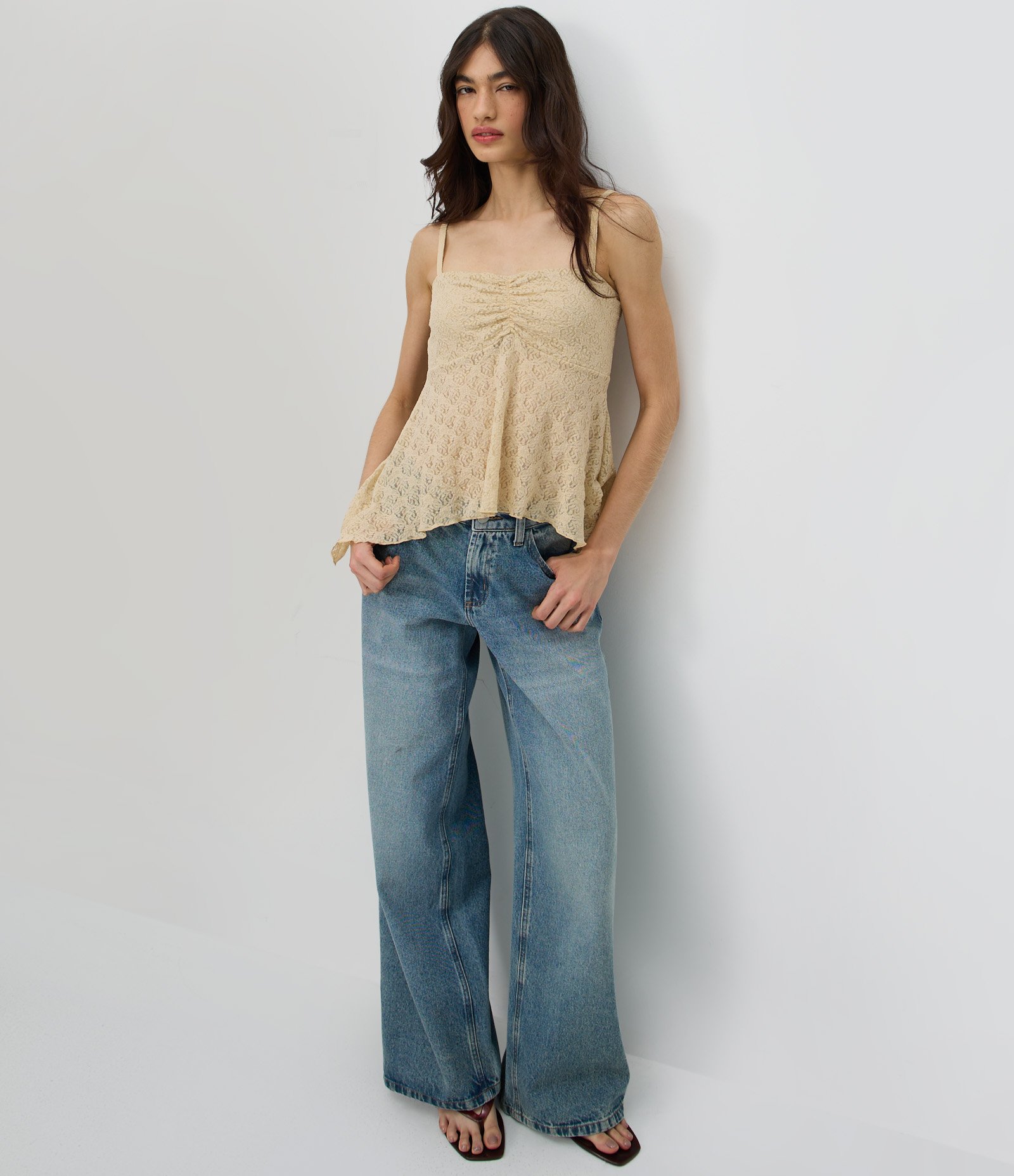 Blusa Peplum em Renda com Alcinha Bege 2