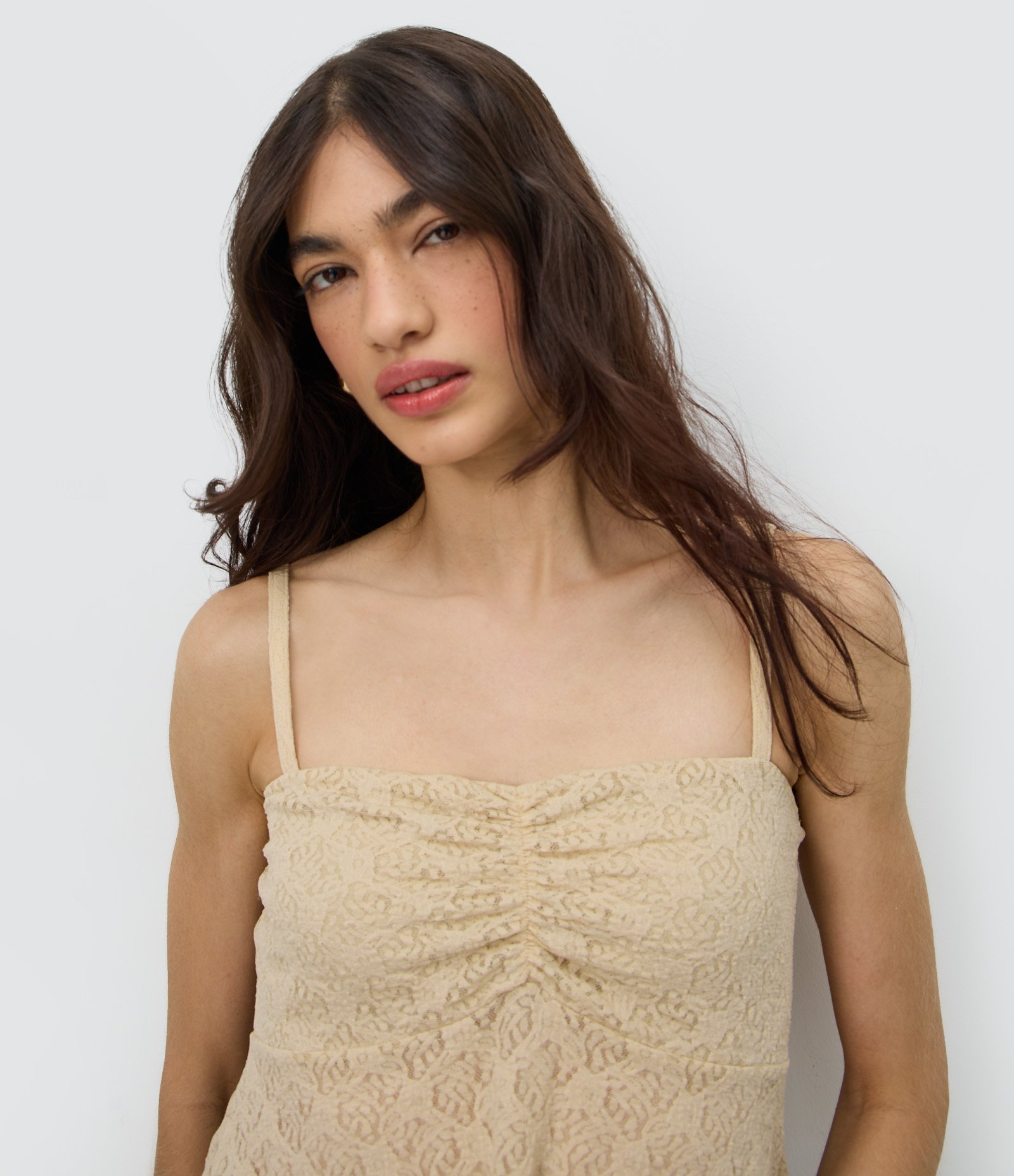 Blusa Peplum em Renda com Alcinha Bege 3