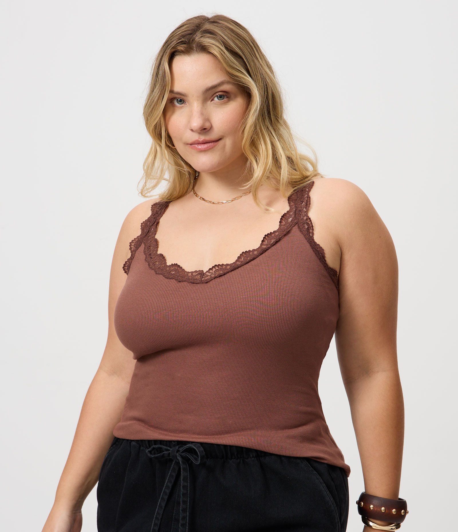 Blusa em Ribana com Acabamento em Renda Curve & Plus Size Marrom 1