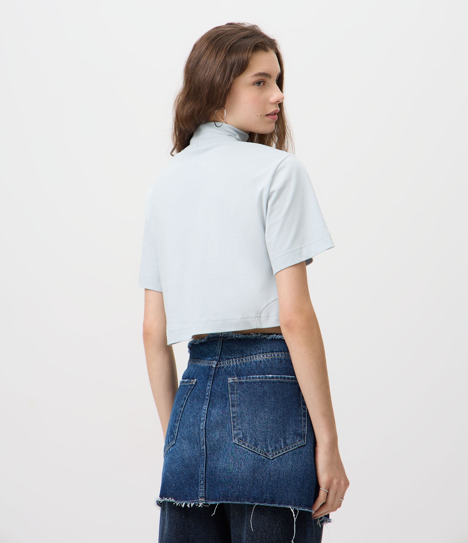 Blusa Cropped com Manga Ampla e Gola Alta Azul 4