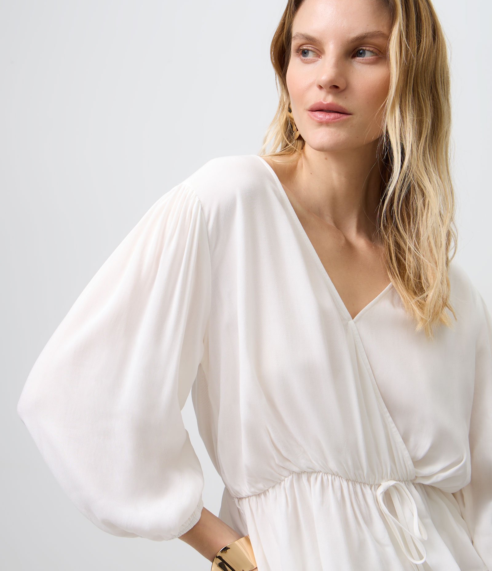 Bata Transpassada em Viscose com Decote V Bege 3