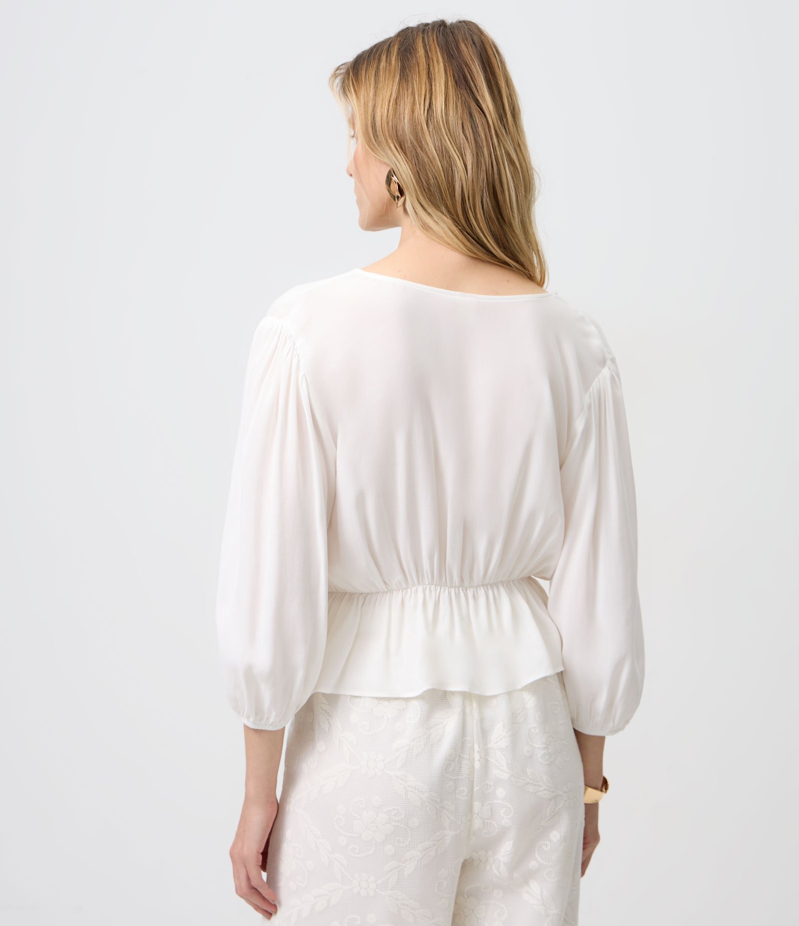 Bata Transpassada em Viscose com Decote V Bege 4