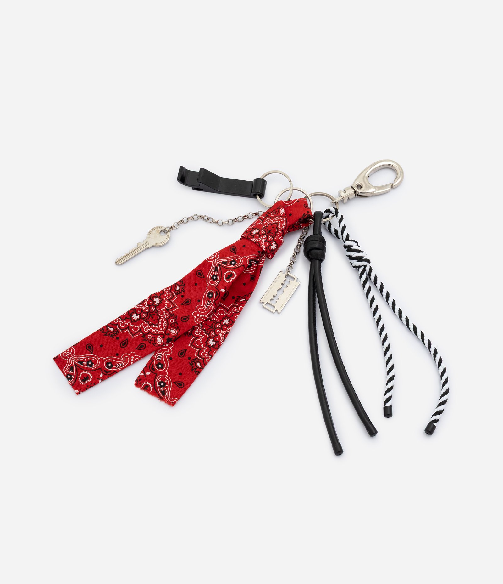 Chaveiro em Metal com Bandana e Cordões Vermelho 2