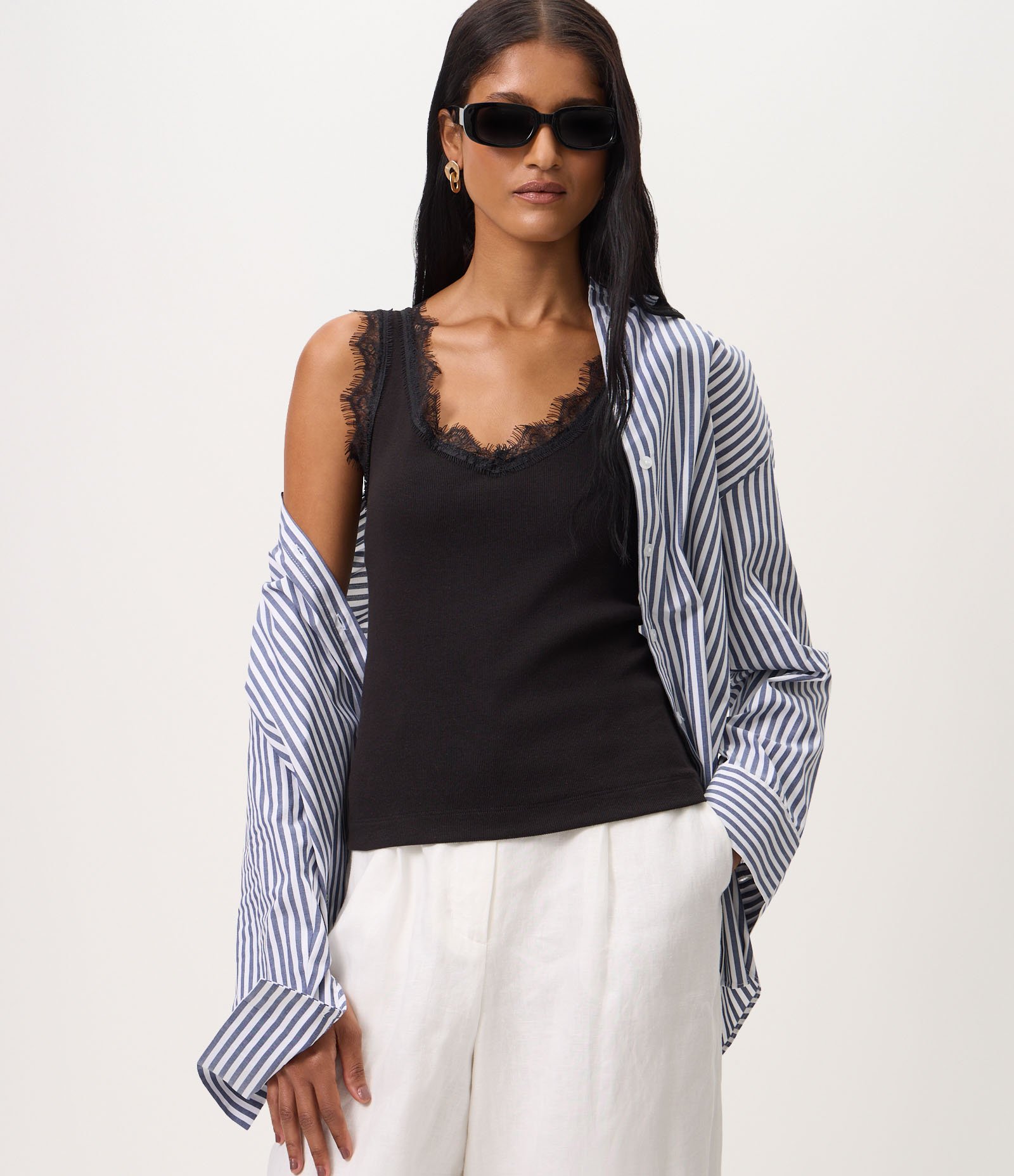 Blusa Regata com Renda Aplicada e Decote nas Costas Preto 1