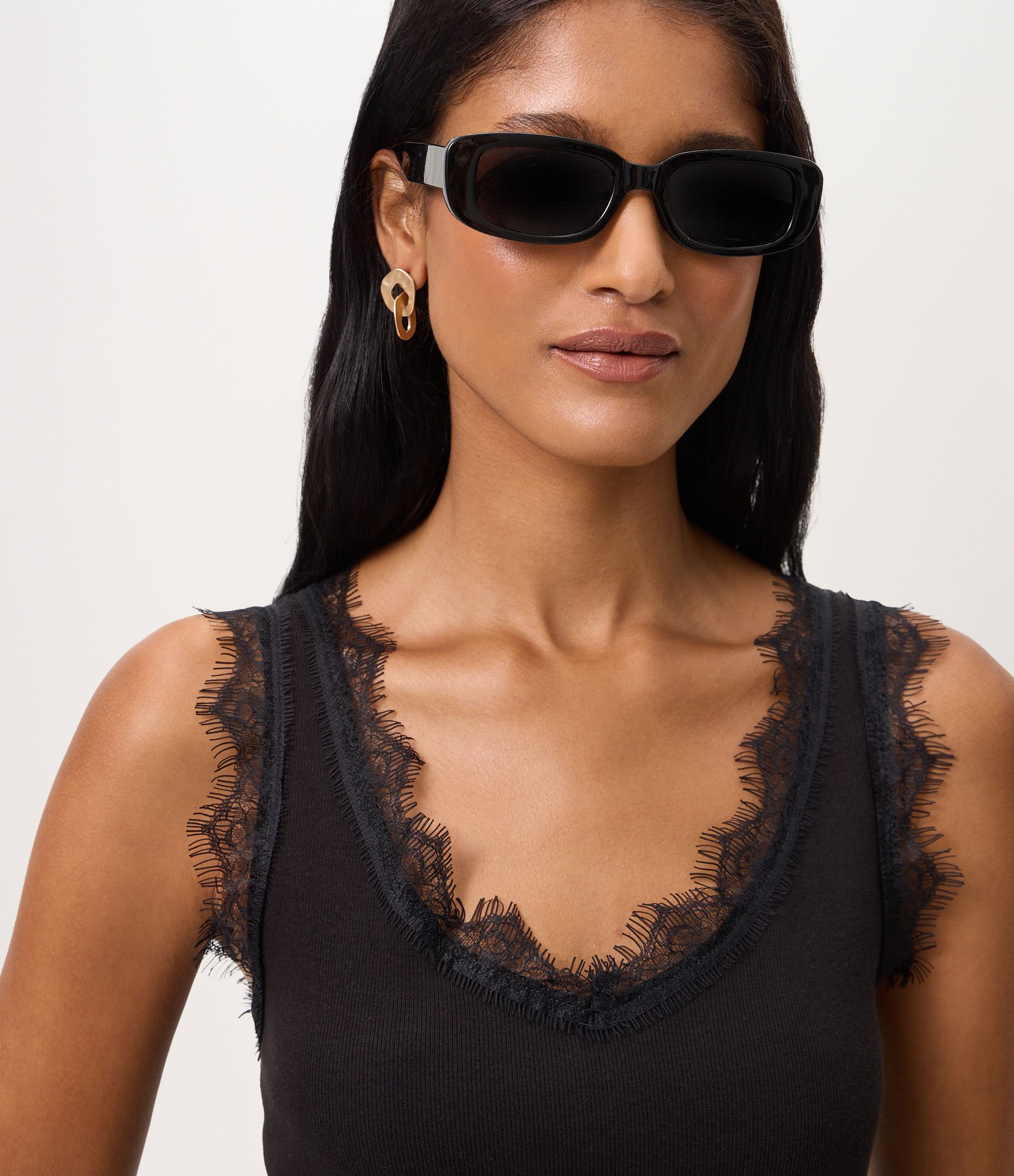 Blusa Regata com Renda Aplicada e Decote nas Costas Preto 3