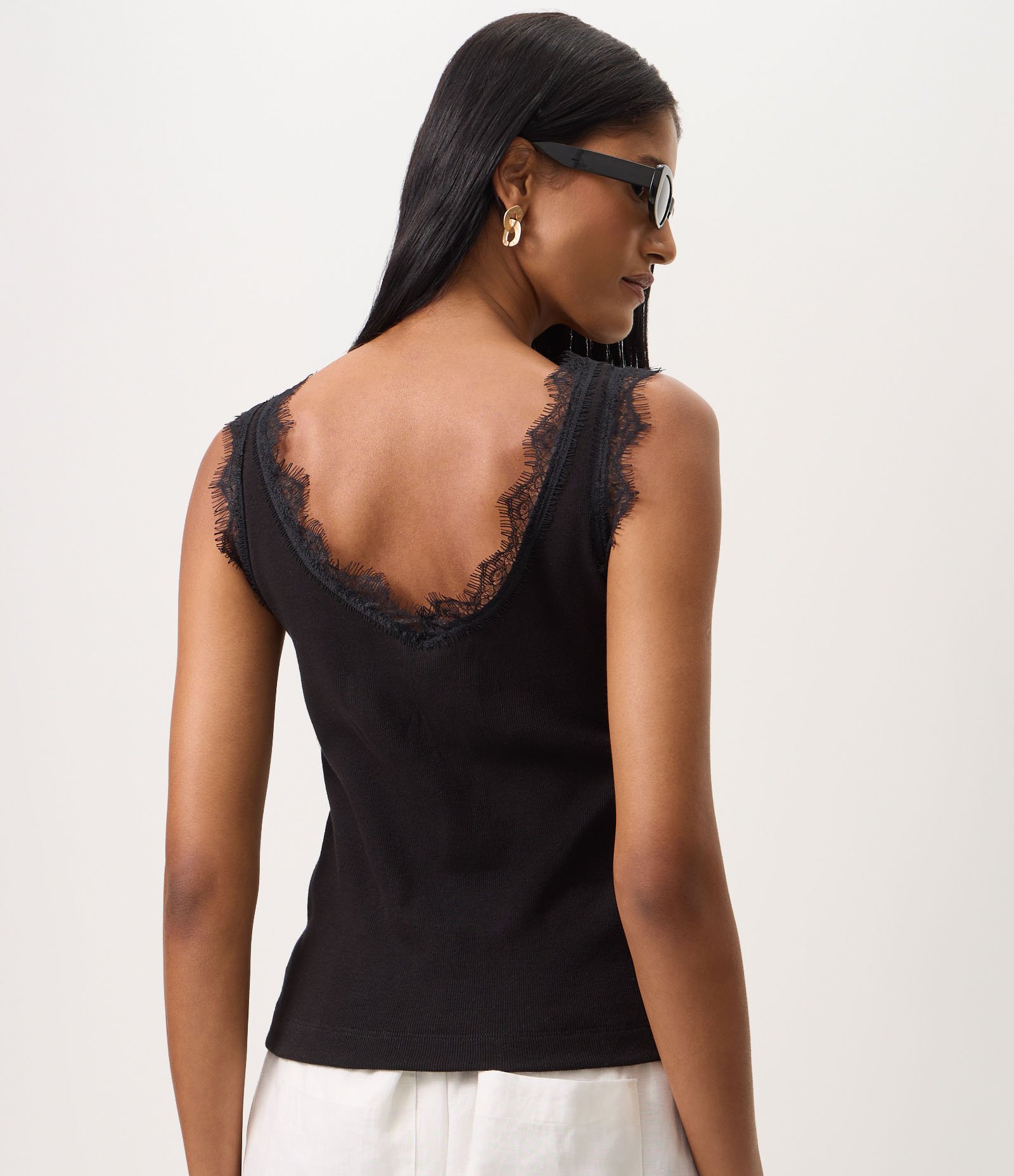 Blusa Regata com Renda Aplicada e Decote nas Costas Preto 4