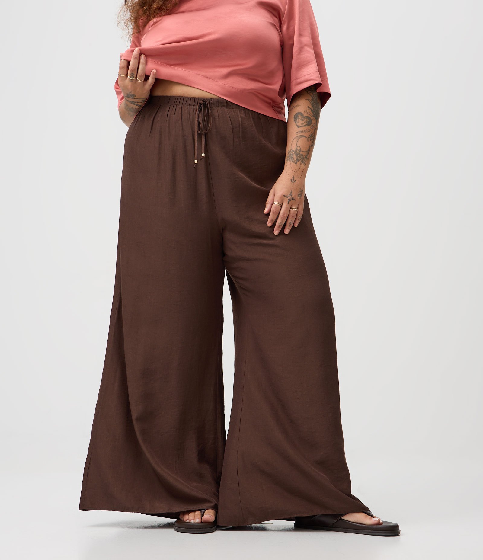 Calça Pantalona em Viscose com Cós Elástico Curve & Plus Size Marrom 2