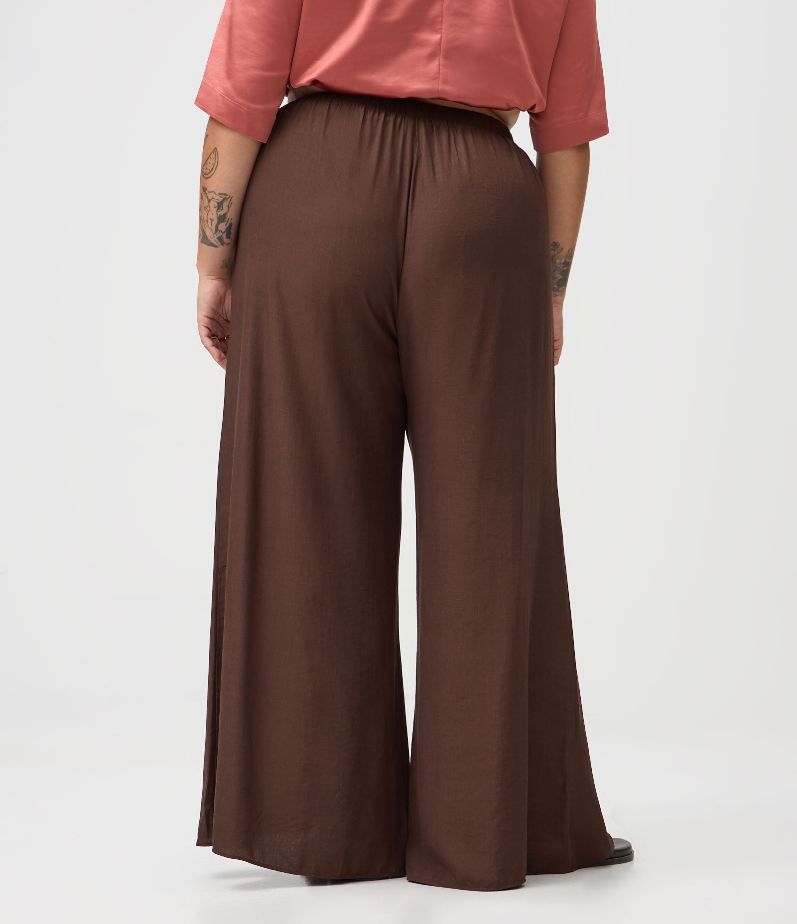Calça Pantalona em Viscose com Cós Elástico Curve & Plus Size Marrom 4