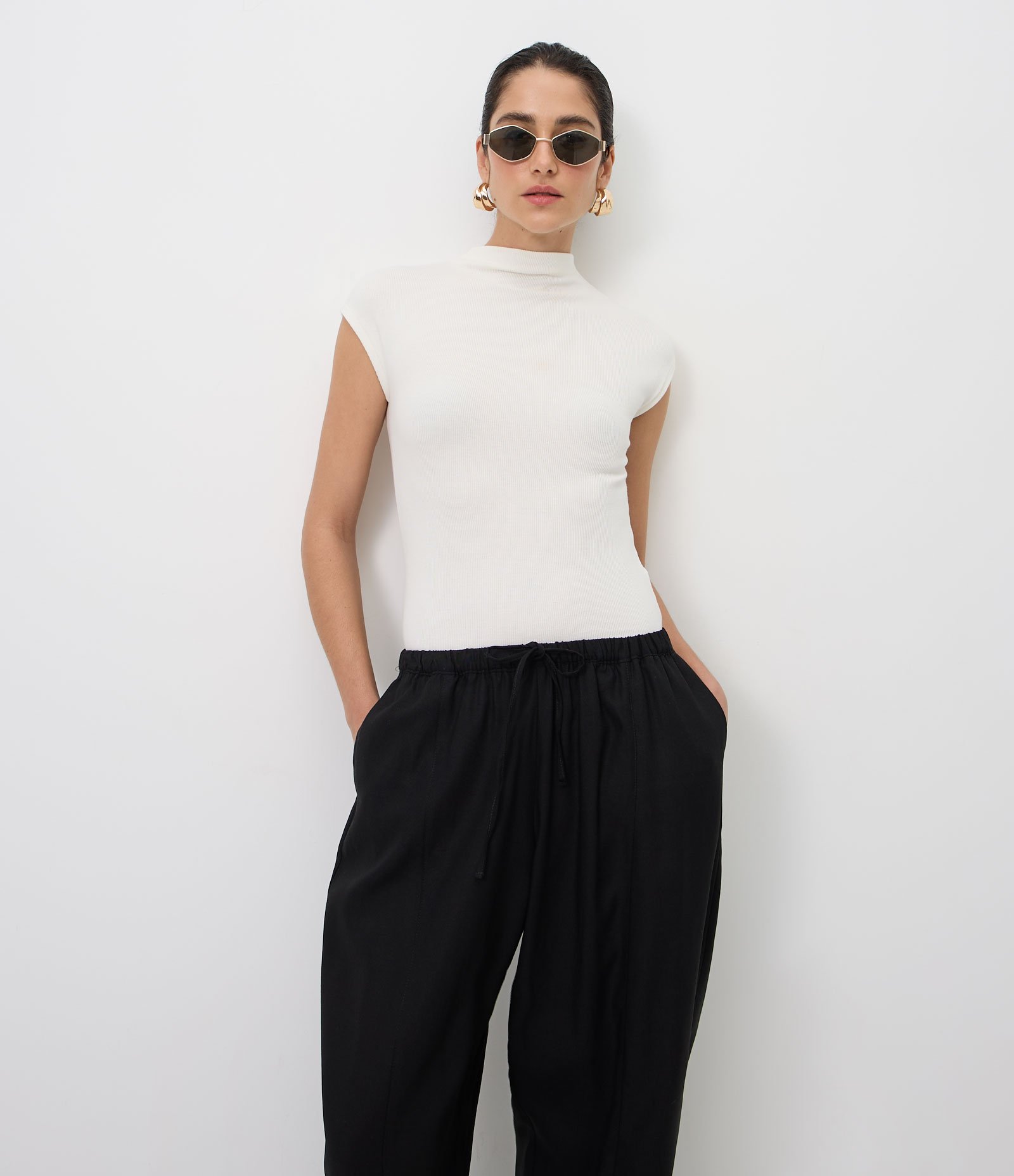 Calça Relaxed Ampla em Viscolinho com Cintura Baixa Preto 3