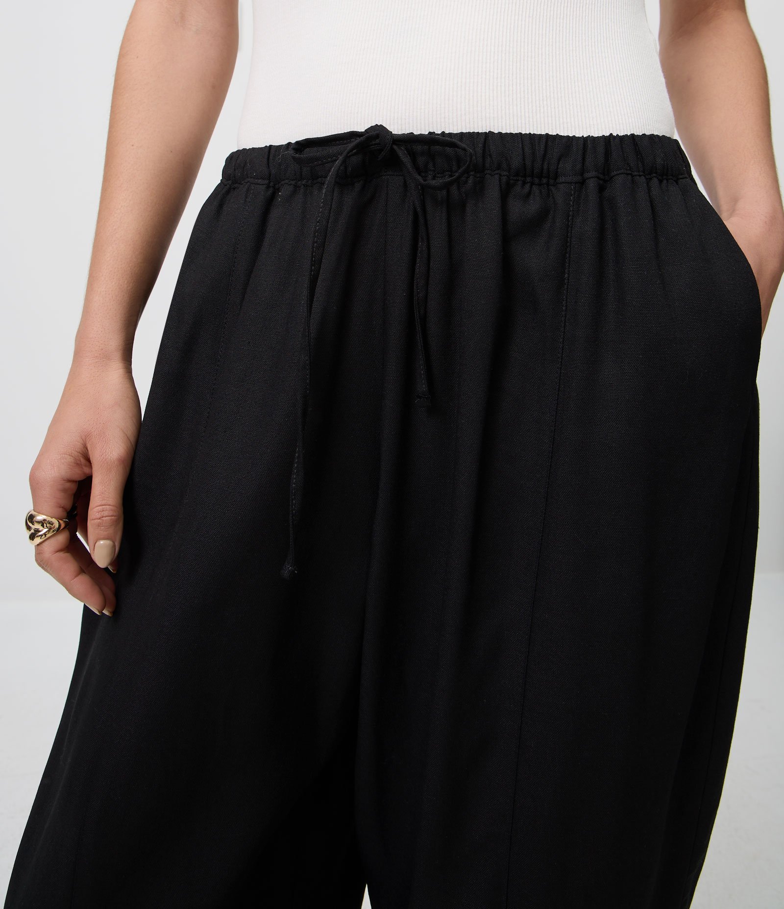 Calça Relaxed Ampla em Viscolinho com Cintura Baixa Preto 4