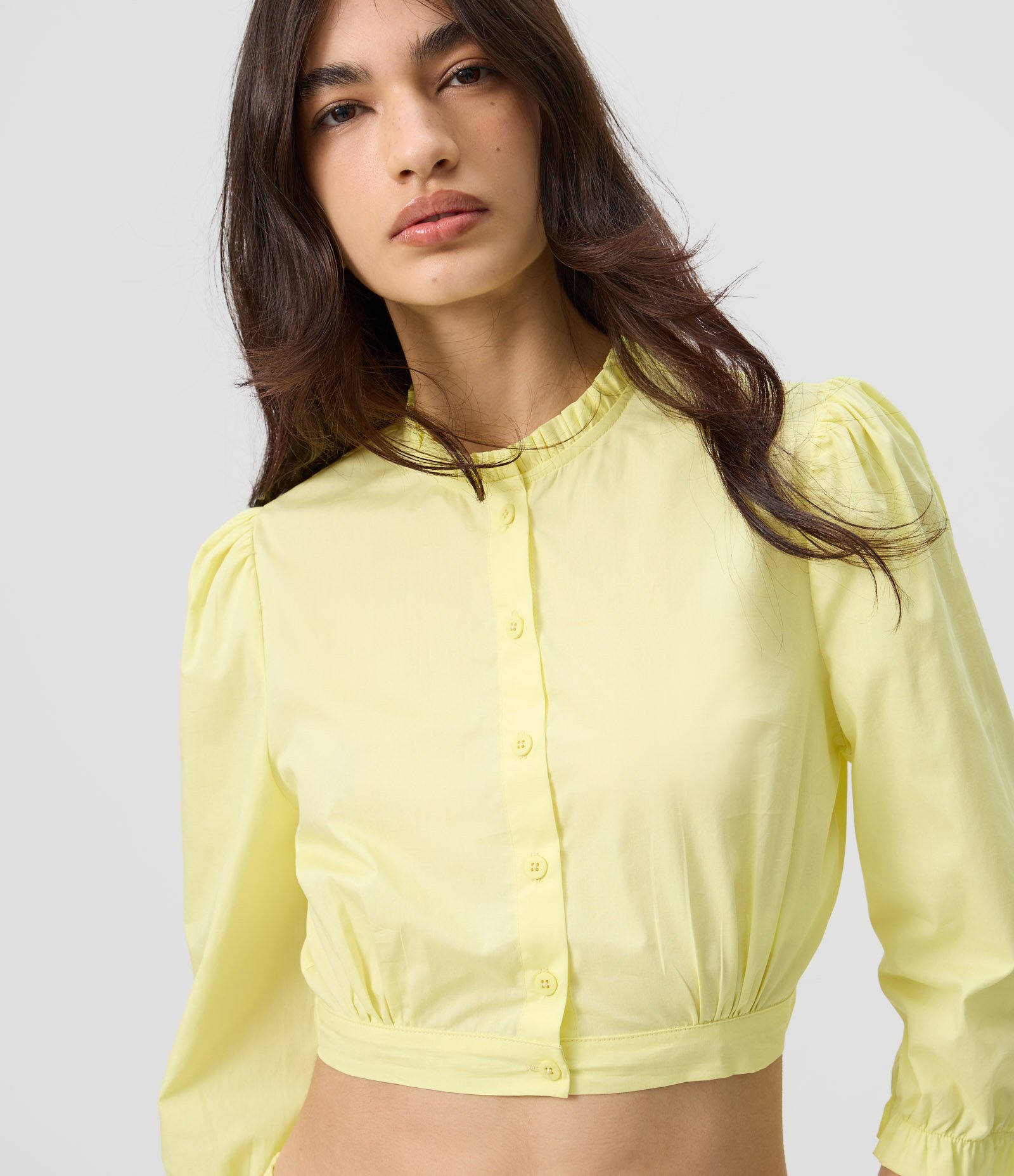 Blusa Cropped em Tricoline com Barra e Gola Alta Franzidas Amarelo 1