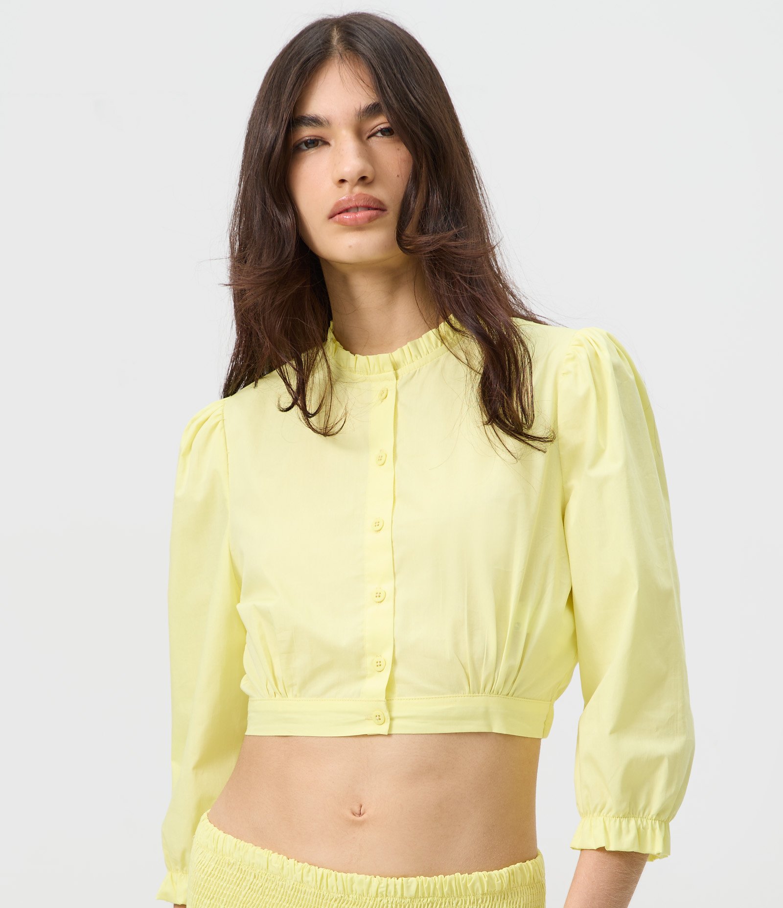 Blusa Cropped em Tricoline com Barra e Gola Alta Franzidas Amarelo 3