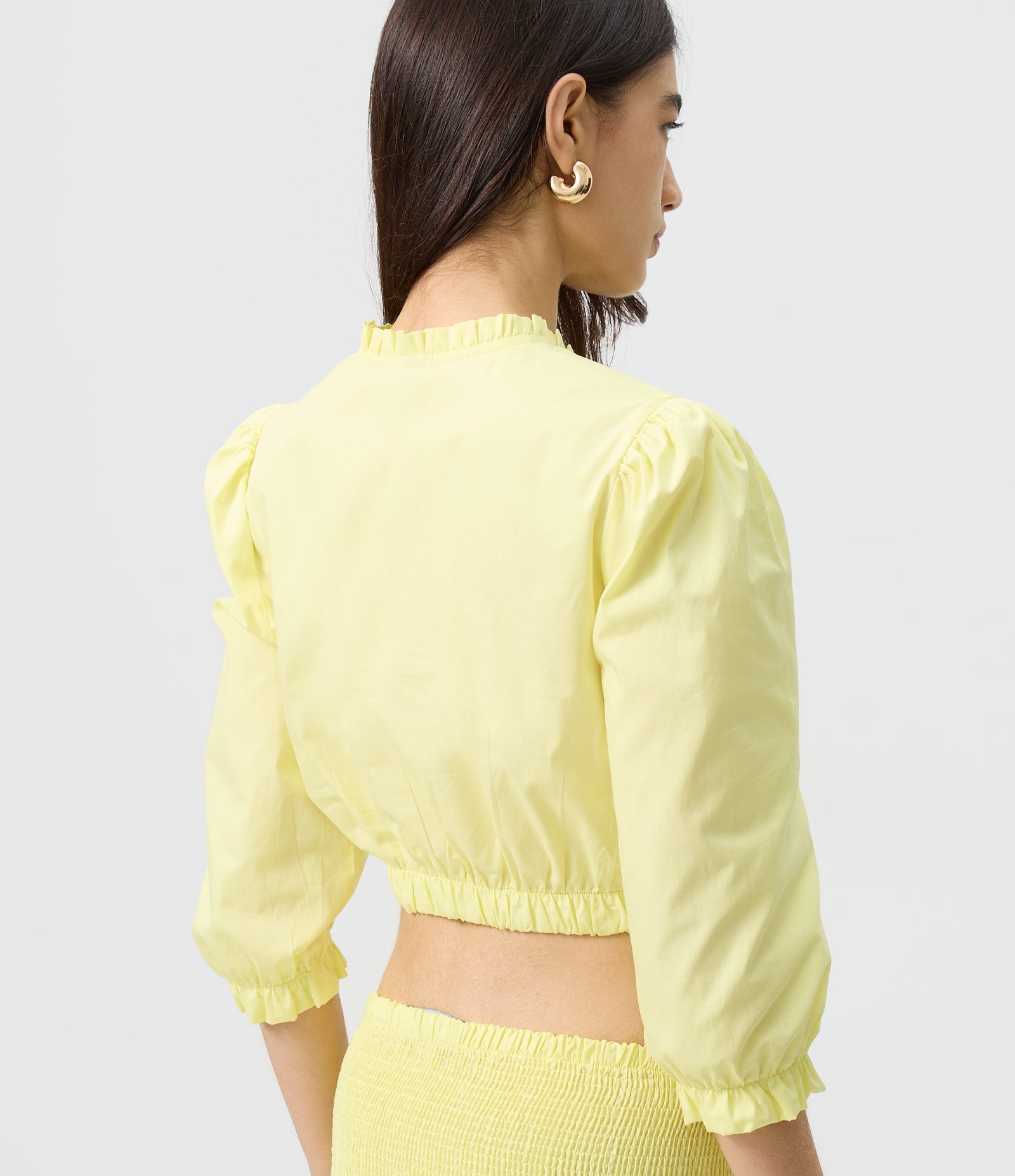 Blusa Cropped em Tricoline com Barra e Gola Alta Franzidas Amarelo 4