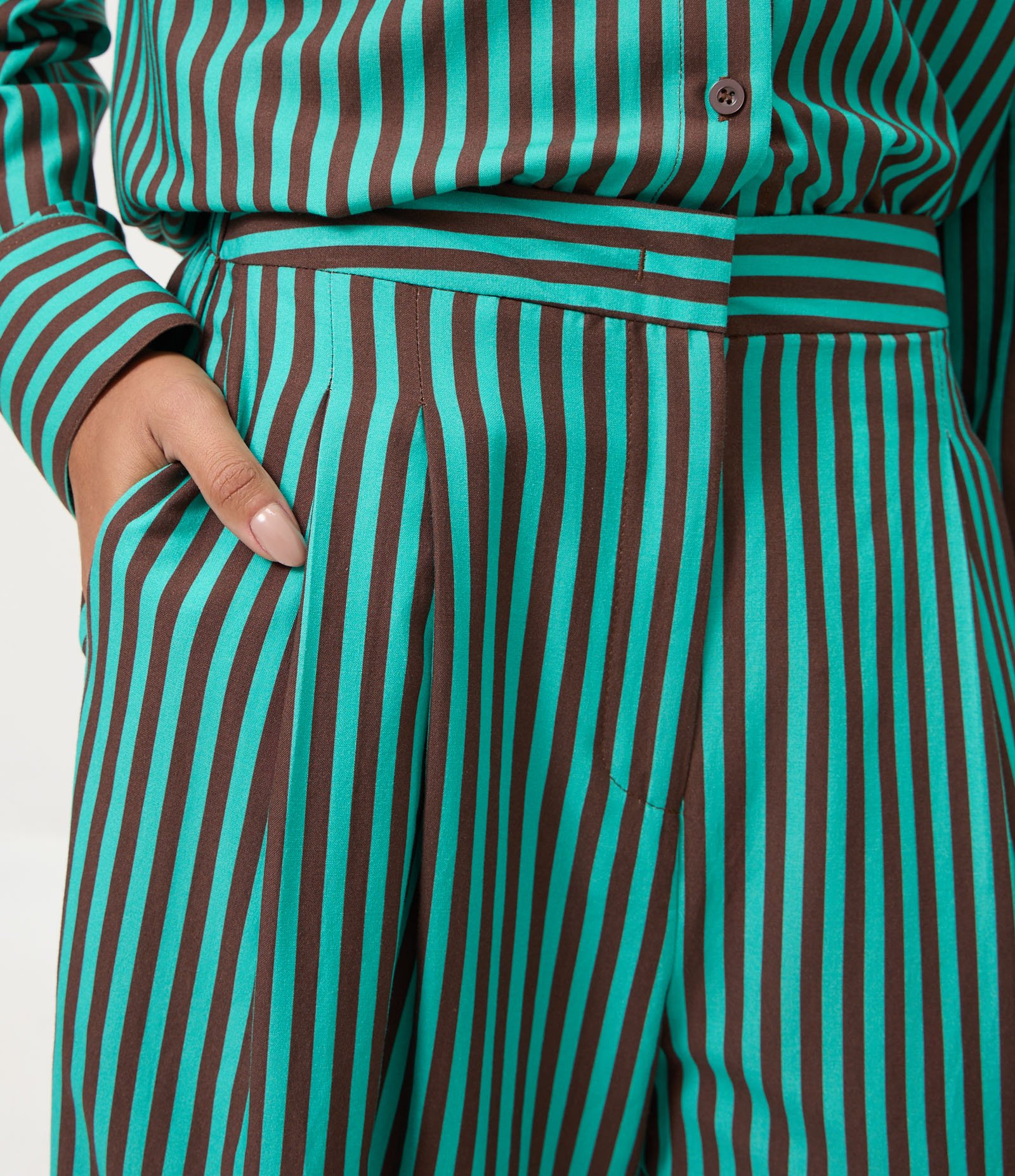 Calça Alfaiatada em Viscose com Cintura Alta e Listras Verde 4