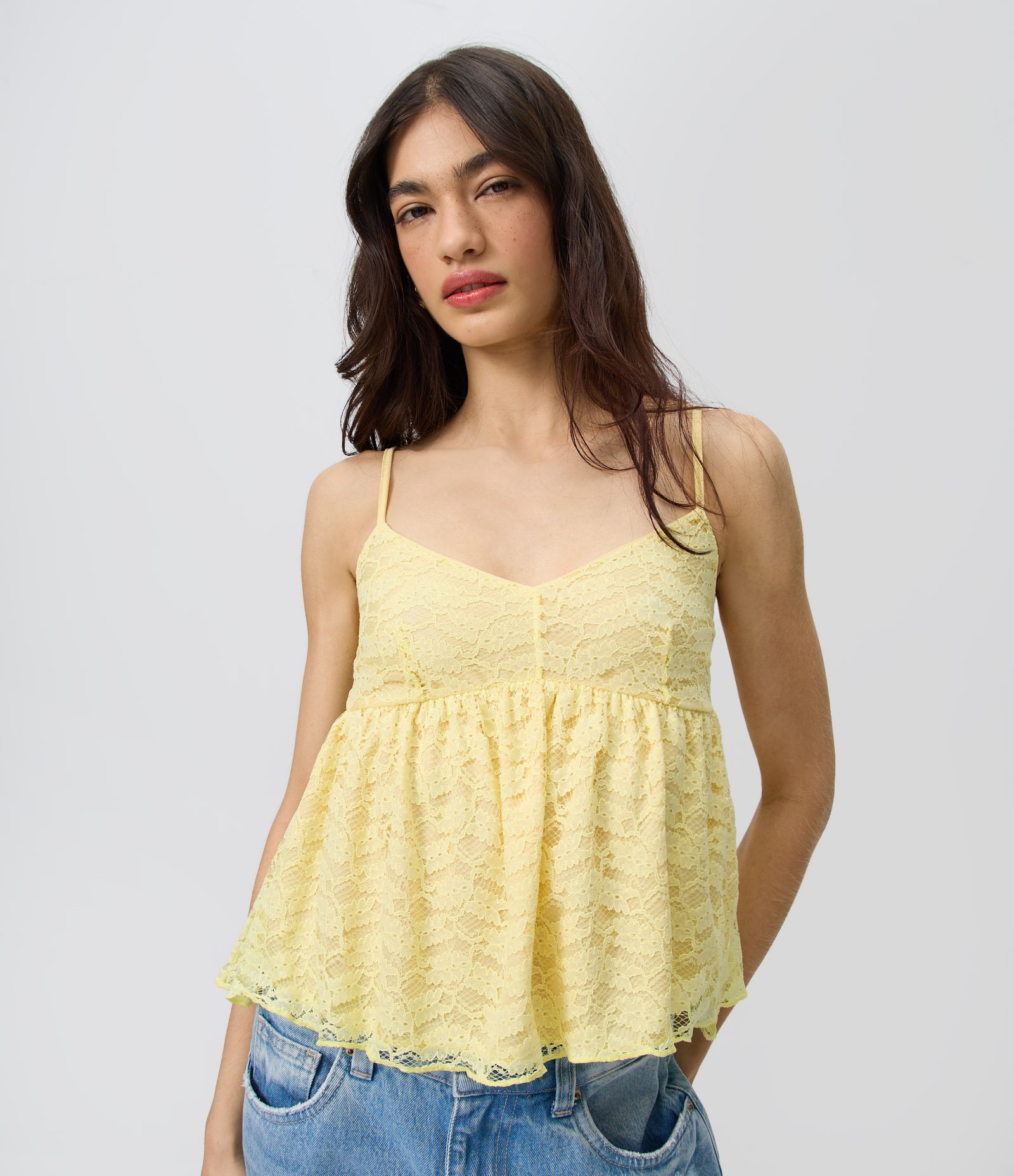 Blusa Batinha em Renda com Decote V e Alças Finas Amarelo 1