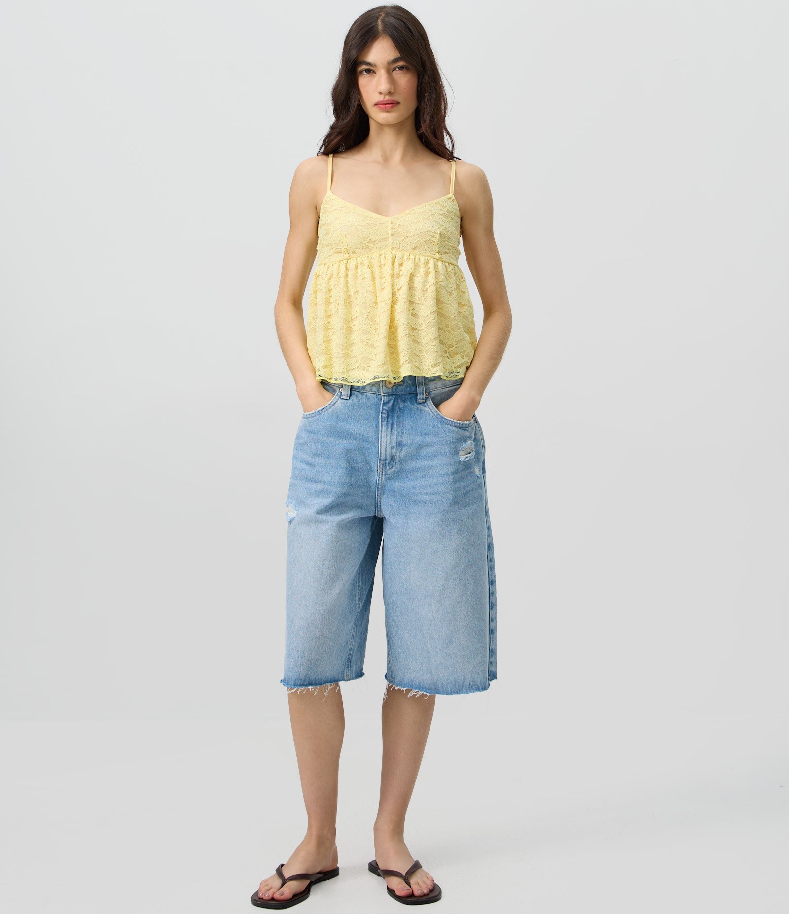 Blusa Batinha em Renda com Decote V e Alças Finas Amarelo 2