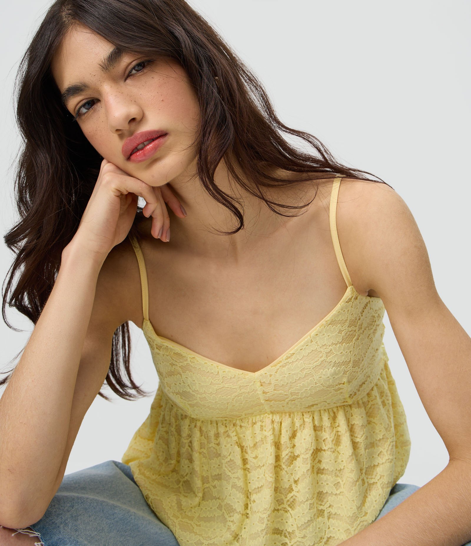 Blusa Batinha em Renda com Decote V e Alças Finas Amarelo 3