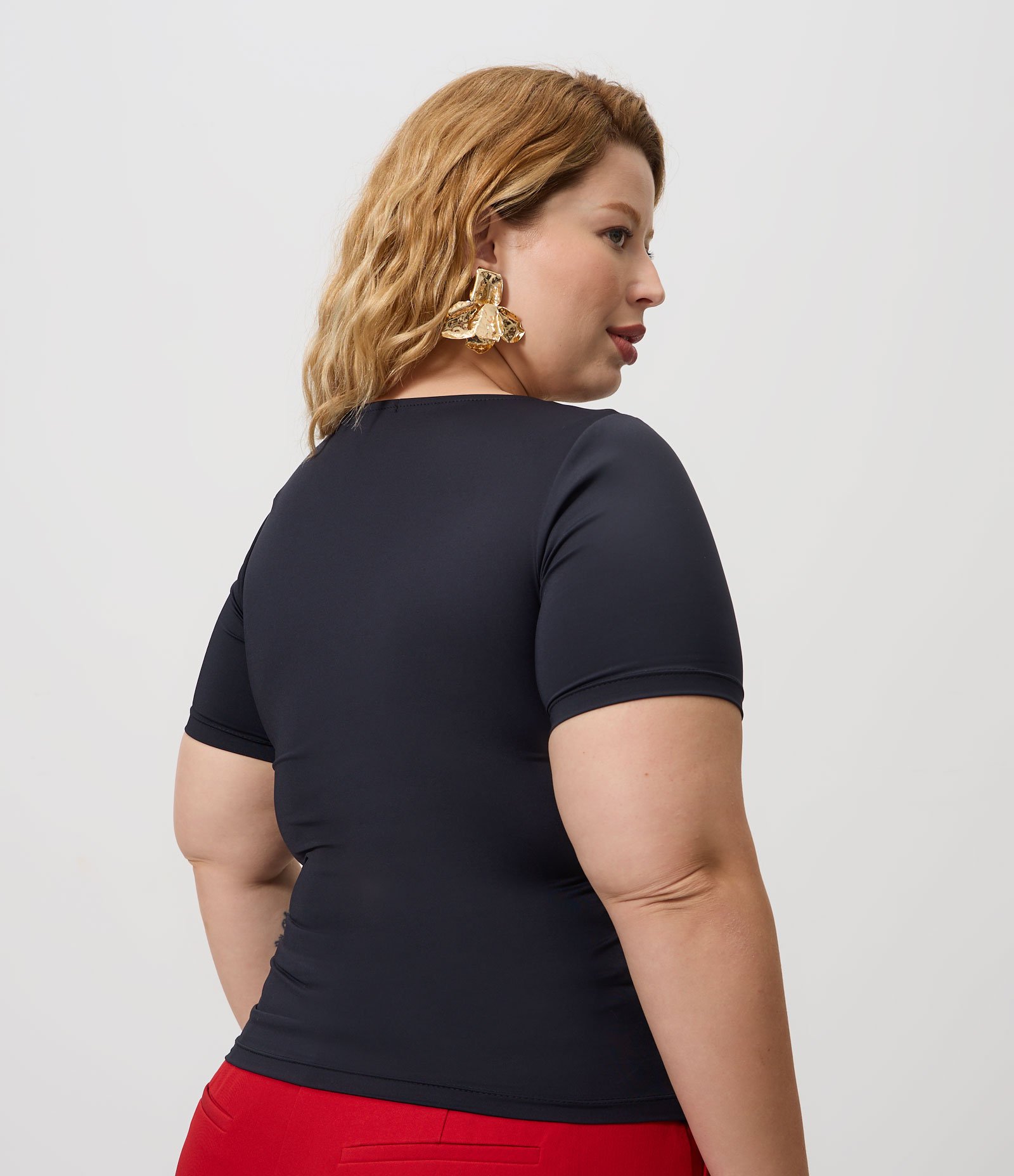Blusa Ajustada em Microfibra Curve & Plus Size Preto 4