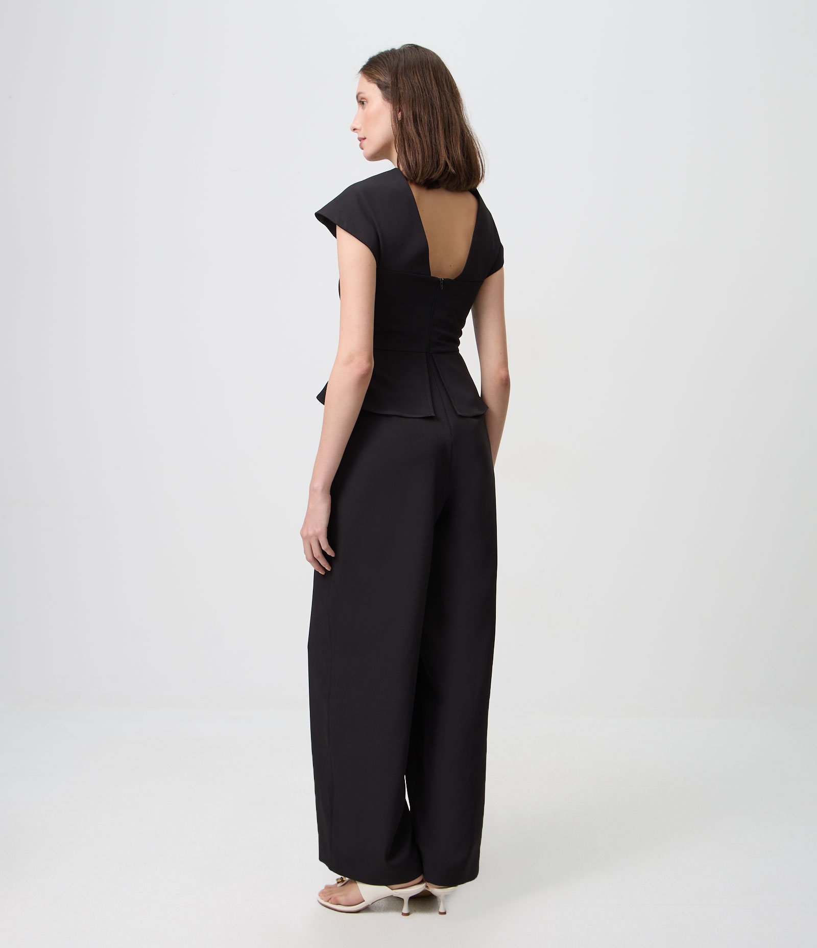 Macacão com Peplum Alfaiatado e Decote Estruturado Preto 4