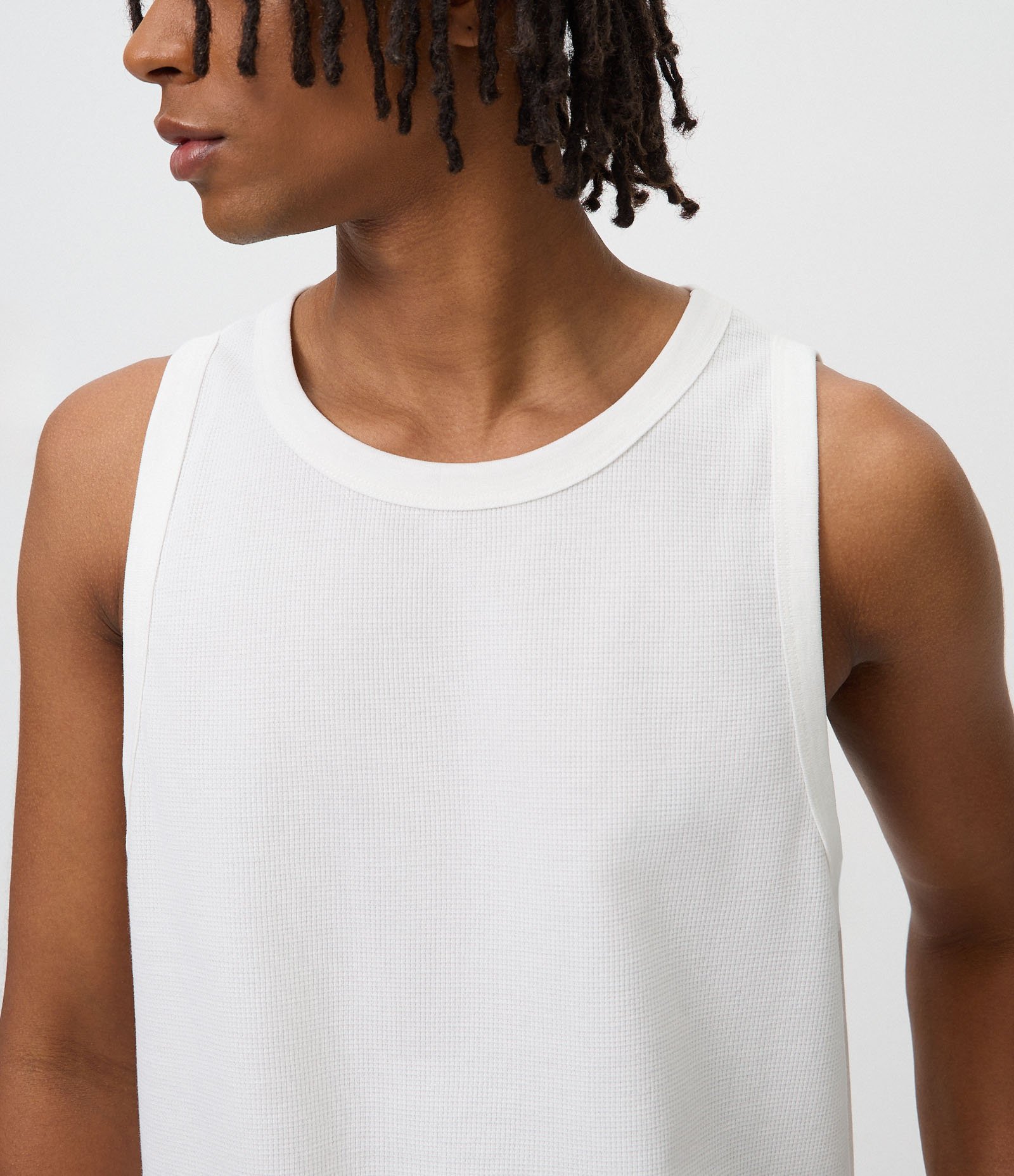 Regata Comfort Básica em Malha Waffle Branco 4