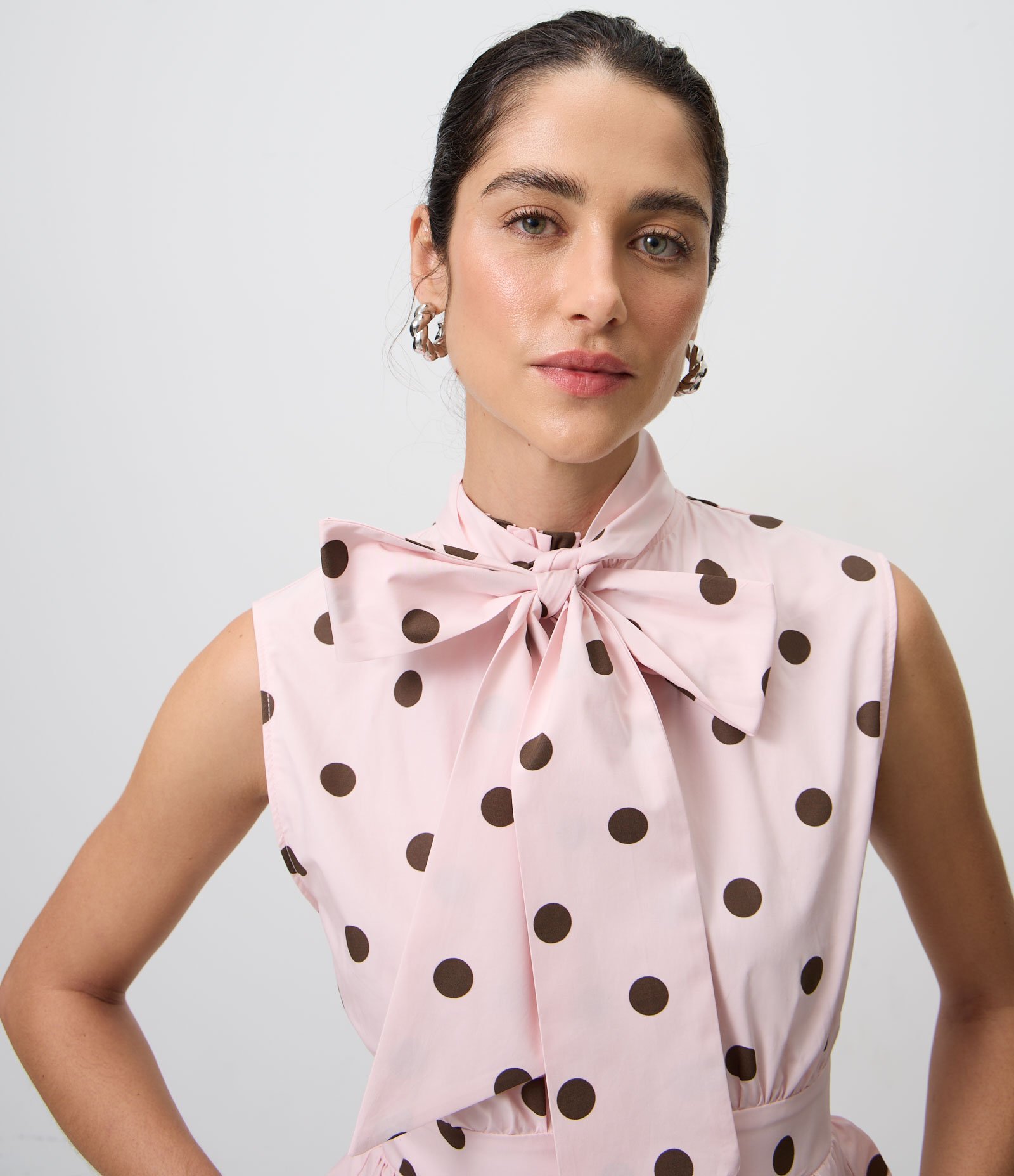 Blusa em Tricoline com Gola Laço e Estampa Poá Rosa 3