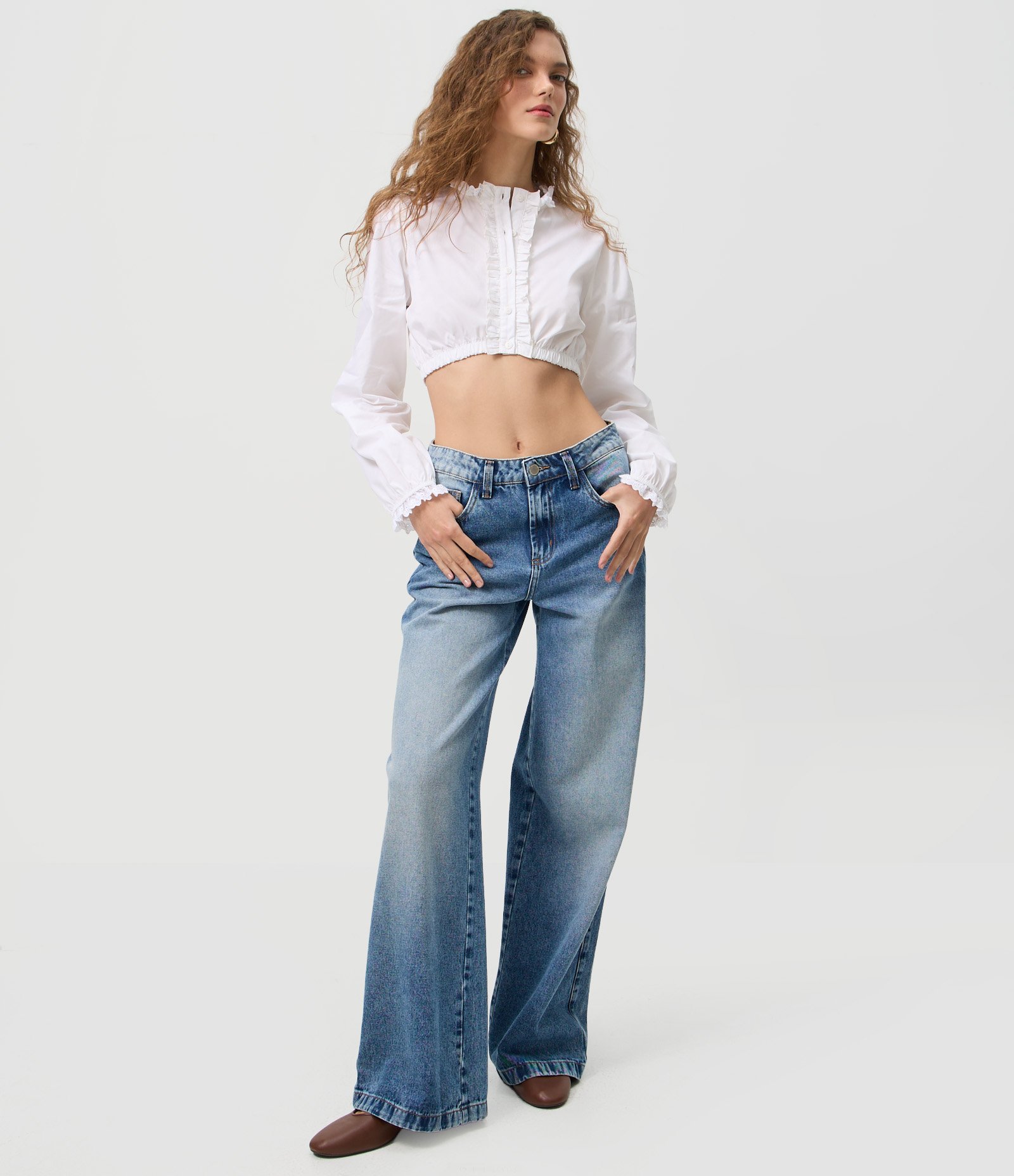 Camisa Cropped em Tricoline com Gola Rufo e Bordado Inglês Branco 2