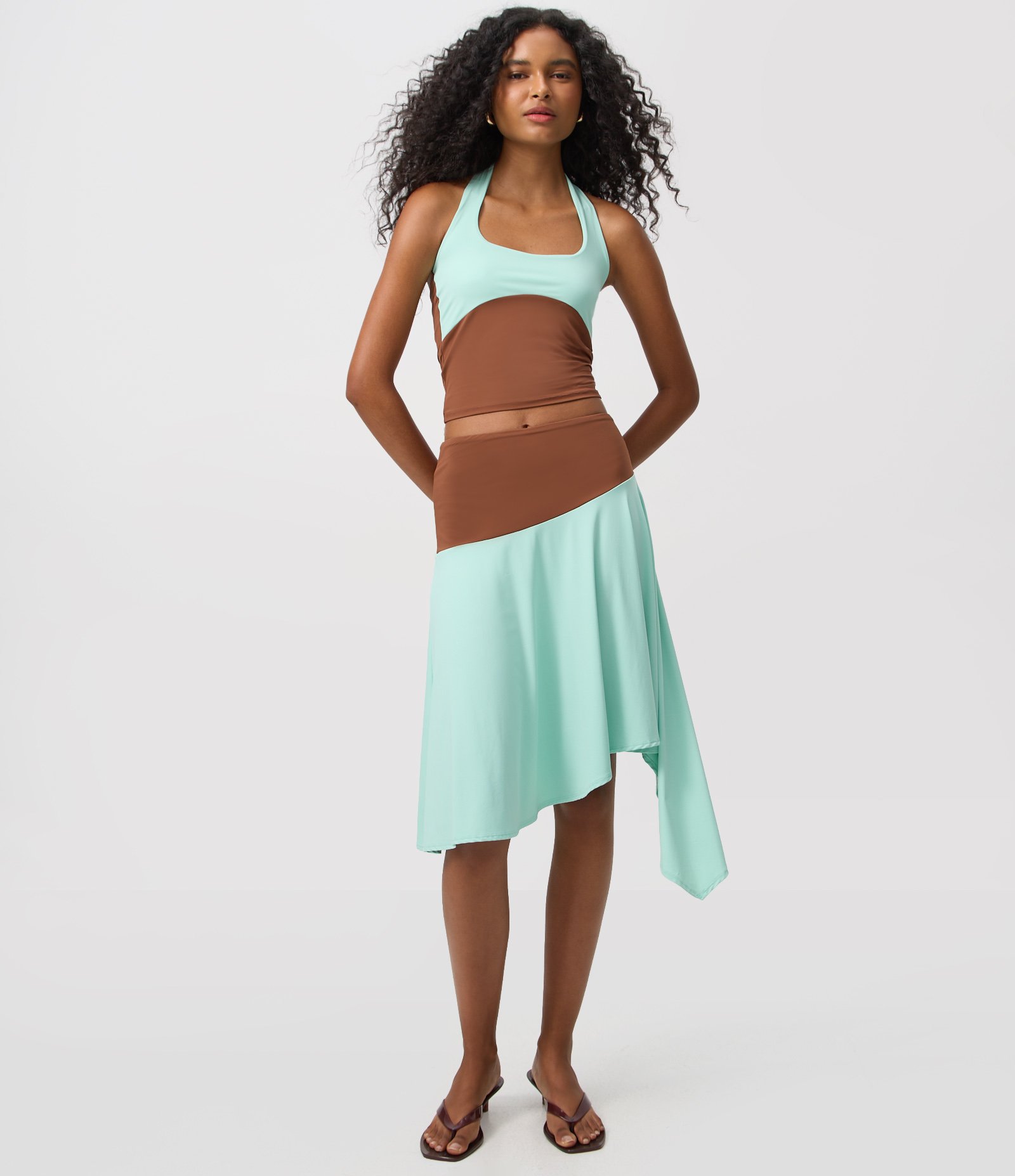 Blusa Frente Única em Microfibra Bicolor com Recorte Curvo Marrom/Verde 2