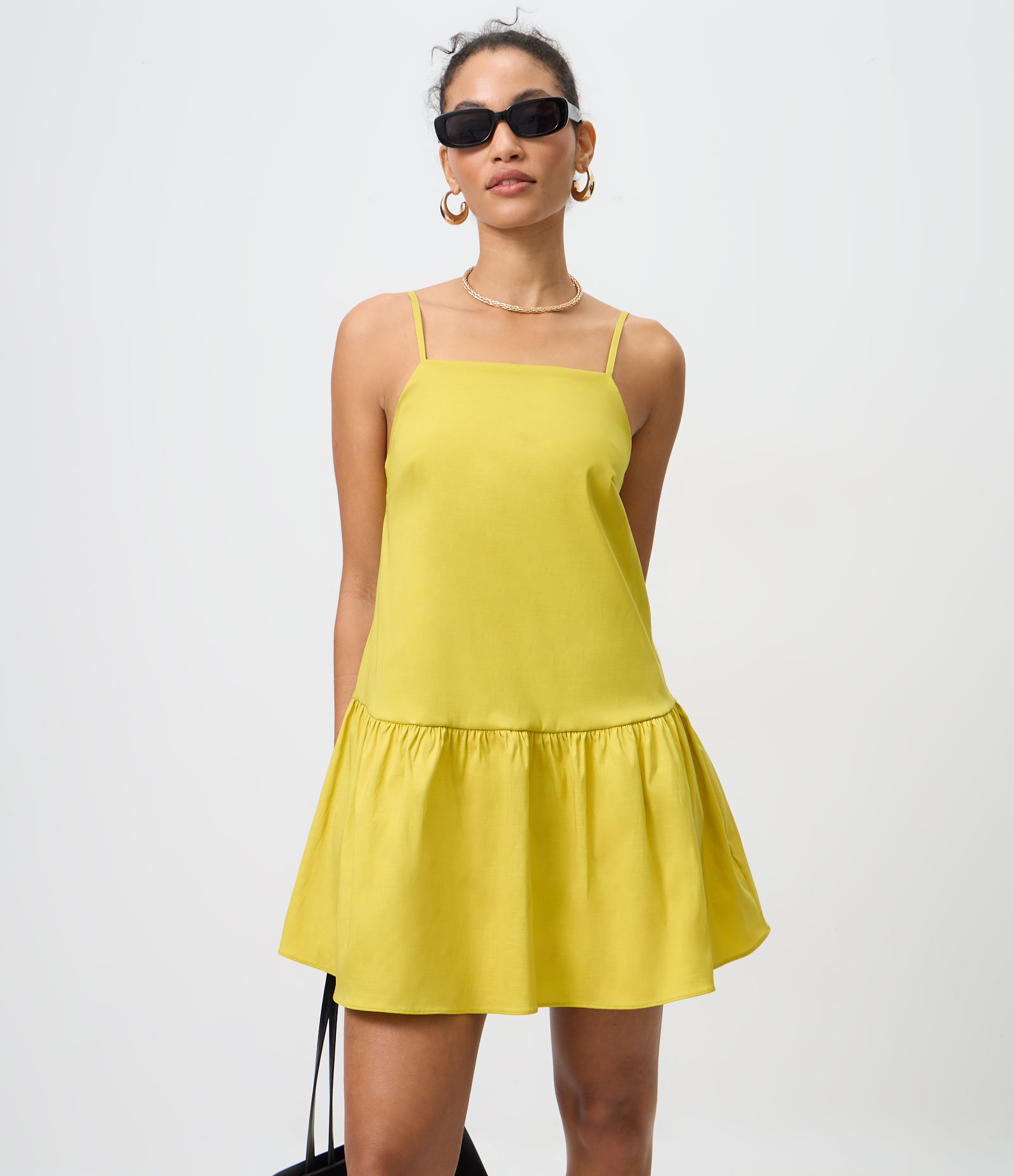 Vestido Curto com Alças Finas e Babado na Barra Amarelo 2