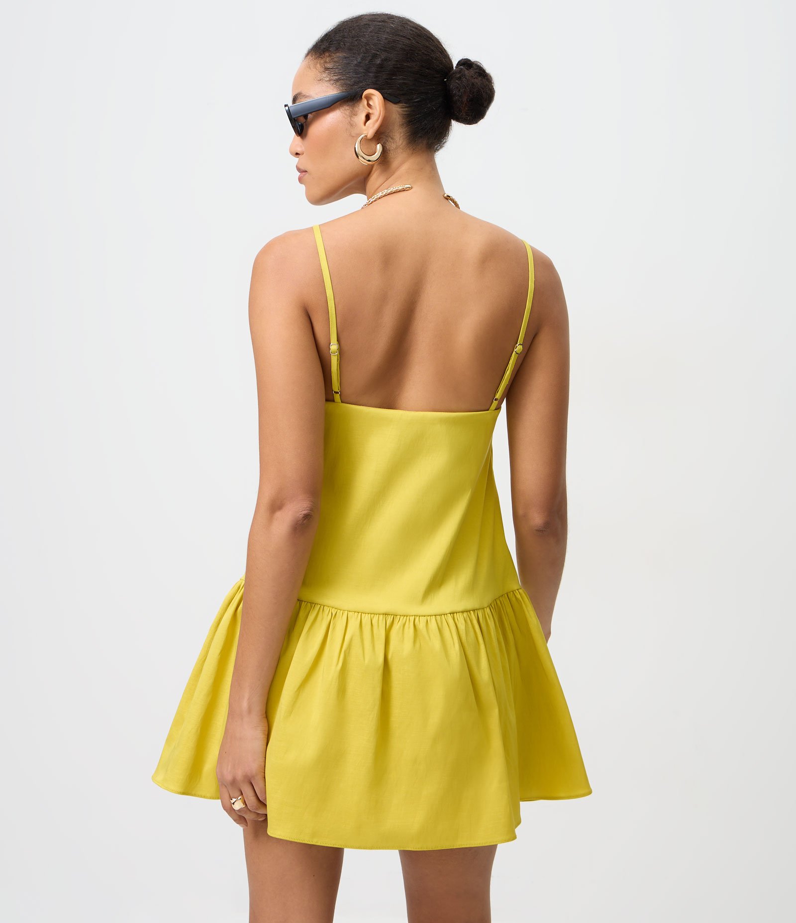 Vestido Curto com Alças Finas e Babado na Barra Amarelo 5