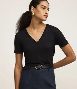 Blusa Básica em Viscose com Decote V