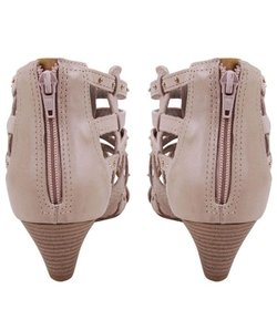 Sandália Gladiadora Via Marte em Couro com Detalhe de Rebites Salto  Fachetado\