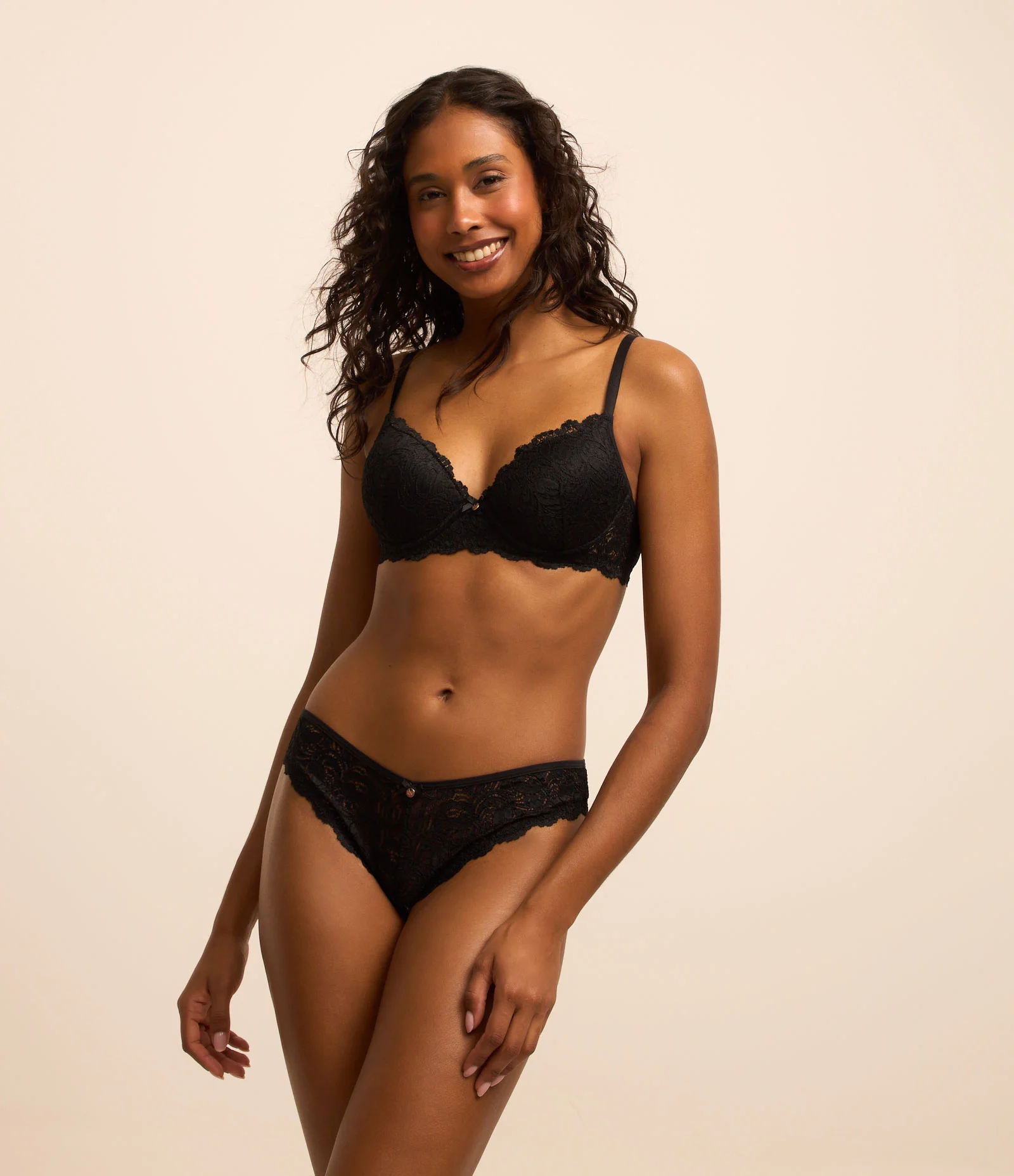 Calcinha Biquíni em Renda Rústica com Textura Floral Preto 2