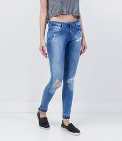 Calça Cigarrete Feminina em Jeans com Rasgos
