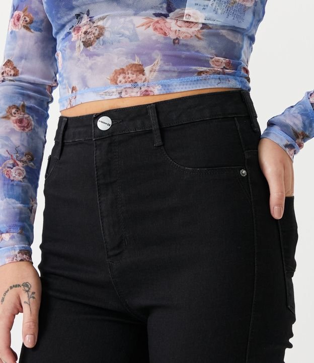 Calça Skinny Cintura Alta em Jeans com Bolsos Preto 2