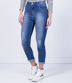 Calça Capri em Jeans com Puídos