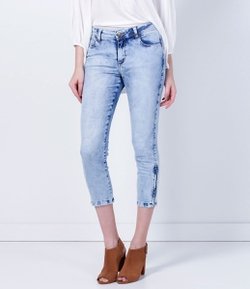 Calça Cropped em Jeans Marmorizado
