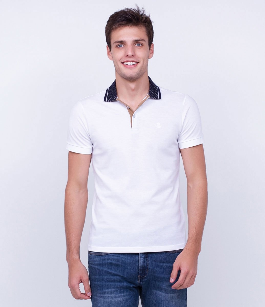 camiseta polo com detalhes