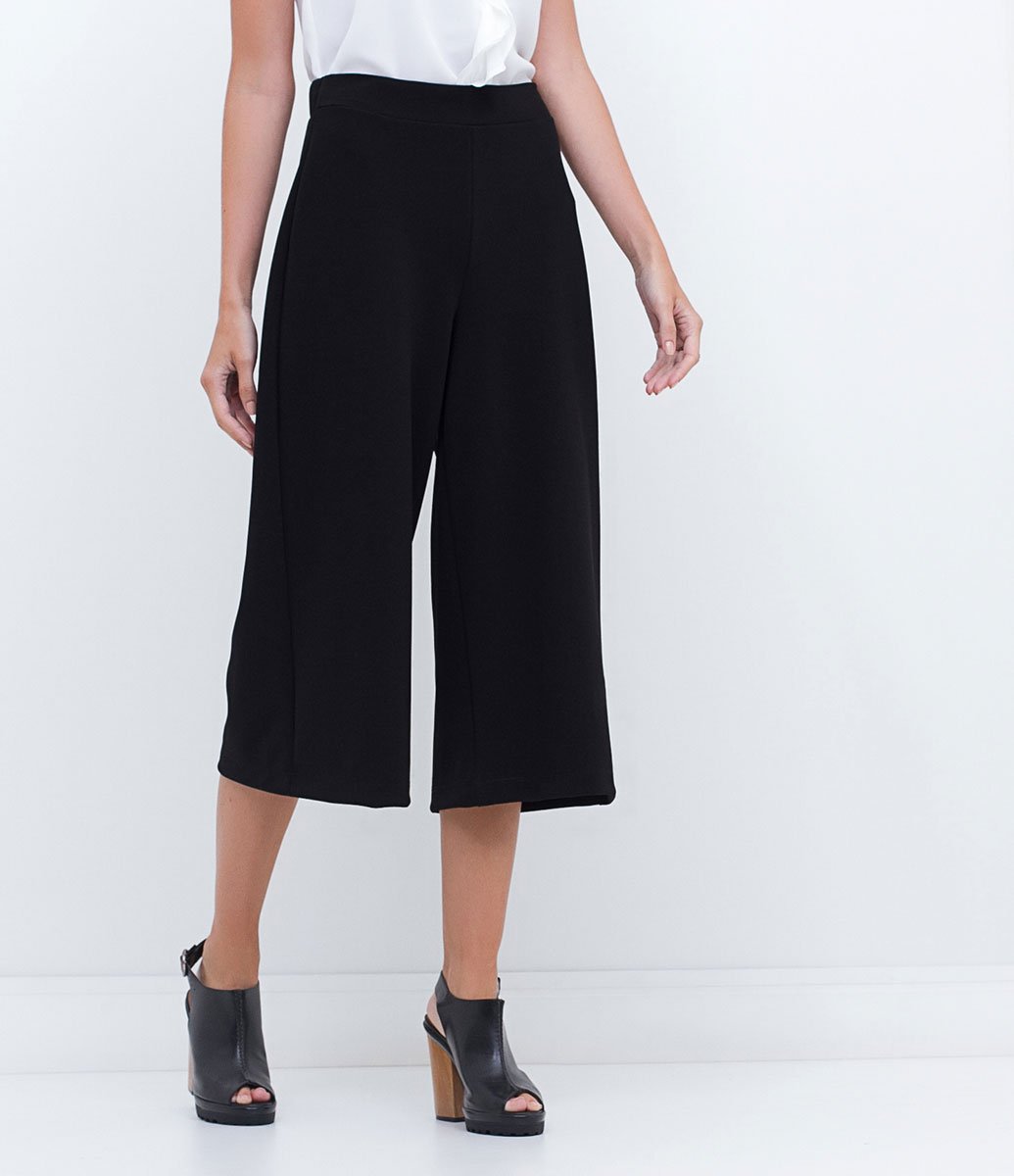 Calça Pantacourt em Crepe Preto 1