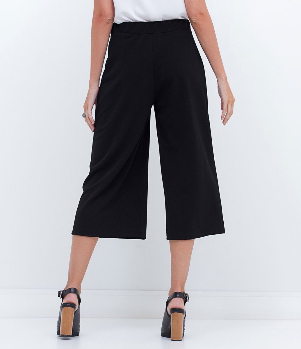 Calça Pantacourt em Crepe Preto 3